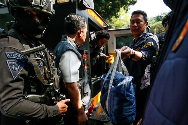 Petugas mengeluarkan barang bukti sitaan dari kendaraan taktis (rantis) setibanya di Direktorat Reserse Kriminal Khusus (Ditreskrimsus) Polda Metro Jaya, Jakarta, Kamis (9/7/2026). Korps Pemberantasan Tindak Pidana Korupsi (Kortastipidkor) Polri bersama Ditreskrimsus Polda Metro Jaya membawa barang bukti hasil penggeledahan sebuah rumah mewah di kawasan Sentul sebagai bagian dari penyidikan dugaan tindak pidana korupsi dan tindak pidana pencucian uang (TPPU).