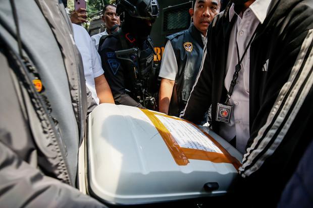 Petugas mengeluarkan barang bukti sitaan dari kendaraan taktis (rantis) setibanya di Direktorat Reserse Kriminal Khusus (Ditreskrimsus) Polda Metro Jaya, Jakarta, Kamis (9/7/2026). Korps Pemberantasan Tindak Pidana Korupsi (Kortastipidkor) Polri bersama Ditreskrimsus Polda Metro Jaya membawa barang bukti hasil penggeledahan sebuah rumah mewah di kawasan Sentul sebagai bagian dari penyidikan dugaan tindak pidana korupsi dan tindak pidana pencucian uang (TPPU).