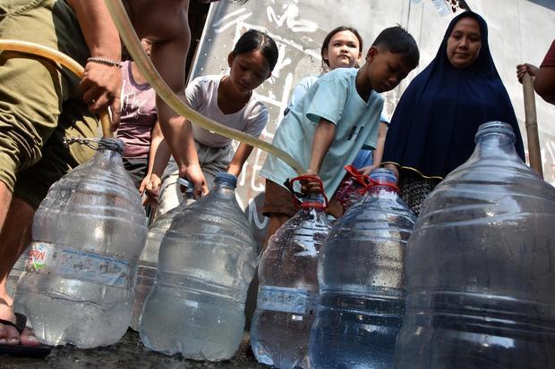 Sejumlah warga mengantre untuk mengisi air saat distribusi air bersih di wilayah yang terdampak kekeringan di Kampung Karacak RT 01/08, Desa Rancabungur, Kabupaten Bogor, Jawa Barat, Sabtu (11/7/2026). Badan Penanggulangan Bencana Daerah (BPBD) Jawa Barat menyebutkan bencana kekeringan karena musim kemarau berkepanjangan terus meluas ke enam kabupaten dan satu kota di Jawa Barat yaitu Kabupaten Garut, Kabupaten Bogor, Kabupaten Bekasi, Kabupaten Karawang, Kabupaten Pangandaran, Kabupaten Tasikmalaya, dan Ko