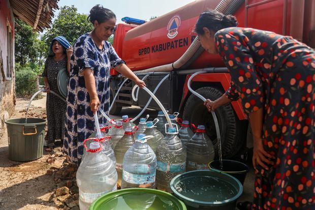 Warga mengisi air bersih ke bak mandi dari truk tangki Badan Penanggulangan Bencana Daerah (BPBD) di Desa Ridogalih, Cibarusah, Kabupaten Bekasi, Jawa Barat, Senin (13/7/2026). BPBD Kabupaten Bekasi mendistribusikan 380 ribu liter air bersih kepada sekitar 2.416 kepala keluarga (KK) di tiga kecamatan yang terdampak kekeringan sebagai upaya memenuhi kebutuhan air bersih warga selama musim kemarau.