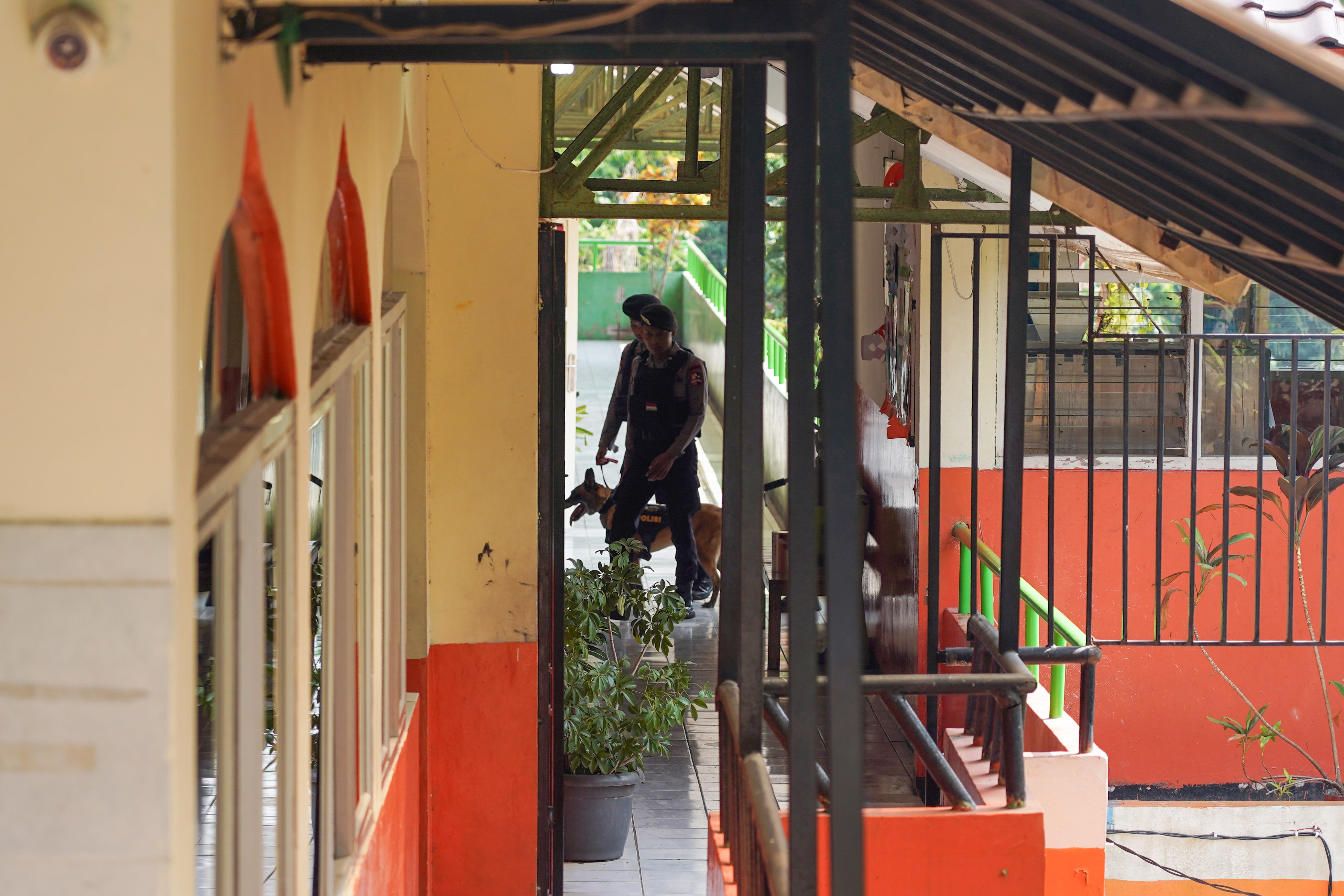 Personel Gegana Brimob Polda Metro Jaya berjaga di SDN Srengseng Sawah 15 Pagi, Jagakarsa, Jakarta Selatan, Senin (13/7/2026). Penjagaan tersebut dilakukan guna memastikan keamanan lingkungan sekolah setelah adanya dugaan ancaman bom yang diterima melalui pesan WhatsApp.