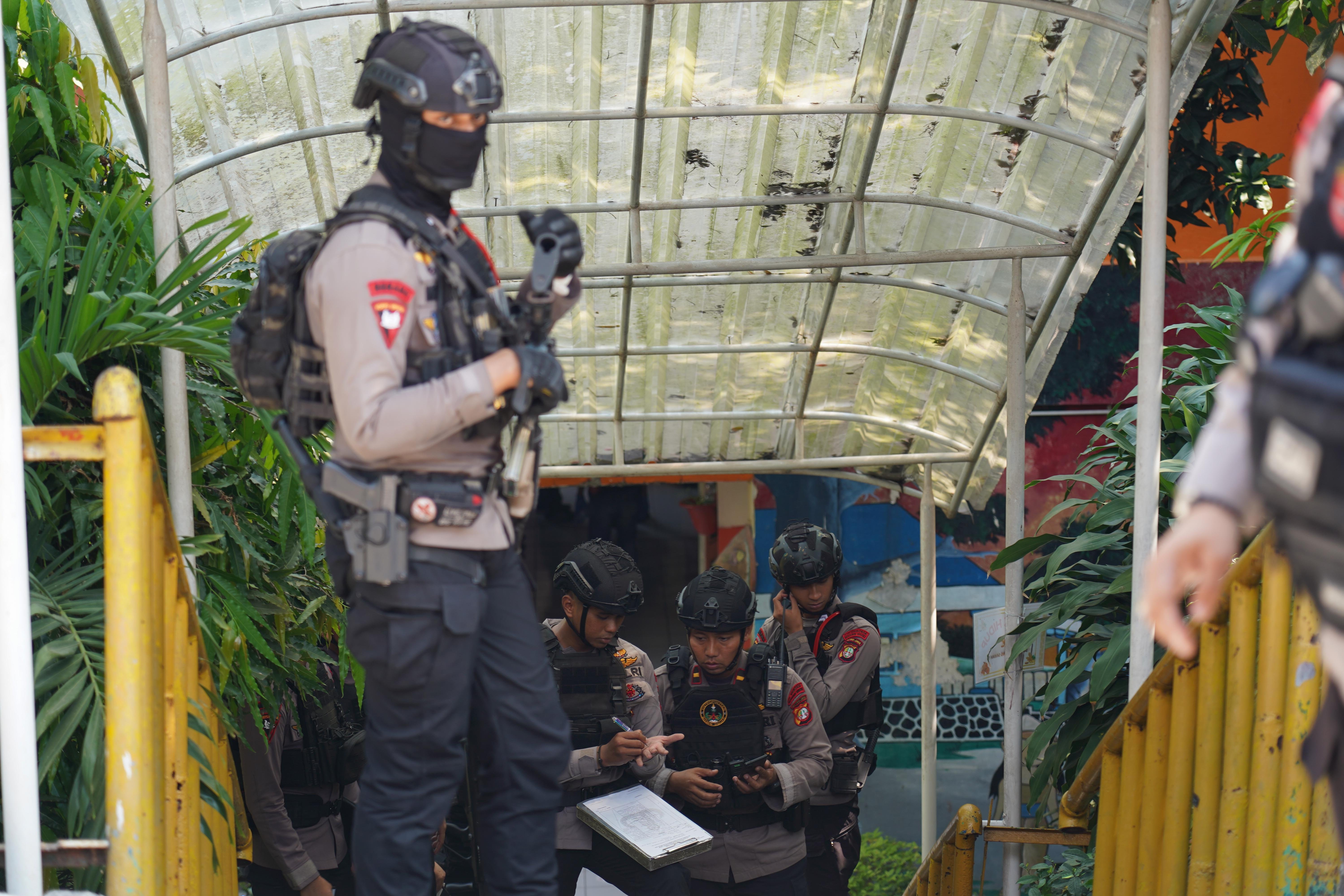 Personel Gegana Brimob Polda Metro Jaya berjaga di SDN Srengseng Sawah 15 Pagi, Jagakarsa, Jakarta Selatan, Senin (13/7/2026). Penjagaan tersebut dilakukan guna memastikan keamanan lingkungan sekolah setelah adanya dugaan ancaman bom yang diterima melalui pesan WhatsApp.