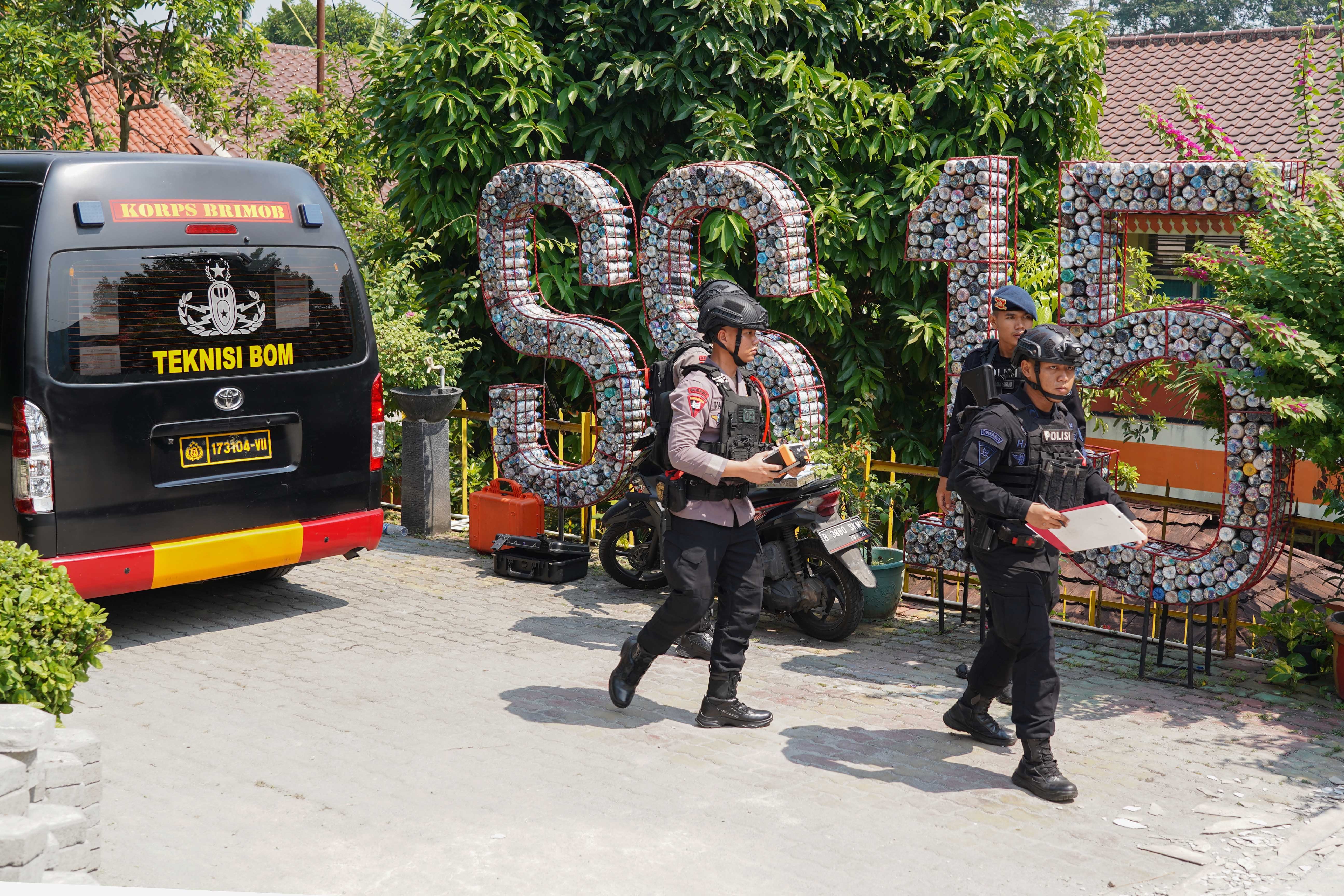 Personel Gegana Brimob Polda Metro Jaya berjaga di SDN Srengseng Sawah 15 Pagi, Jagakarsa, Jakarta Selatan, Senin (13/7/2026). Penjagaan tersebut dilakukan guna memastikan keamanan lingkungan sekolah setelah adanya dugaan ancaman bom yang diterima melalui pesan WhatsApp.