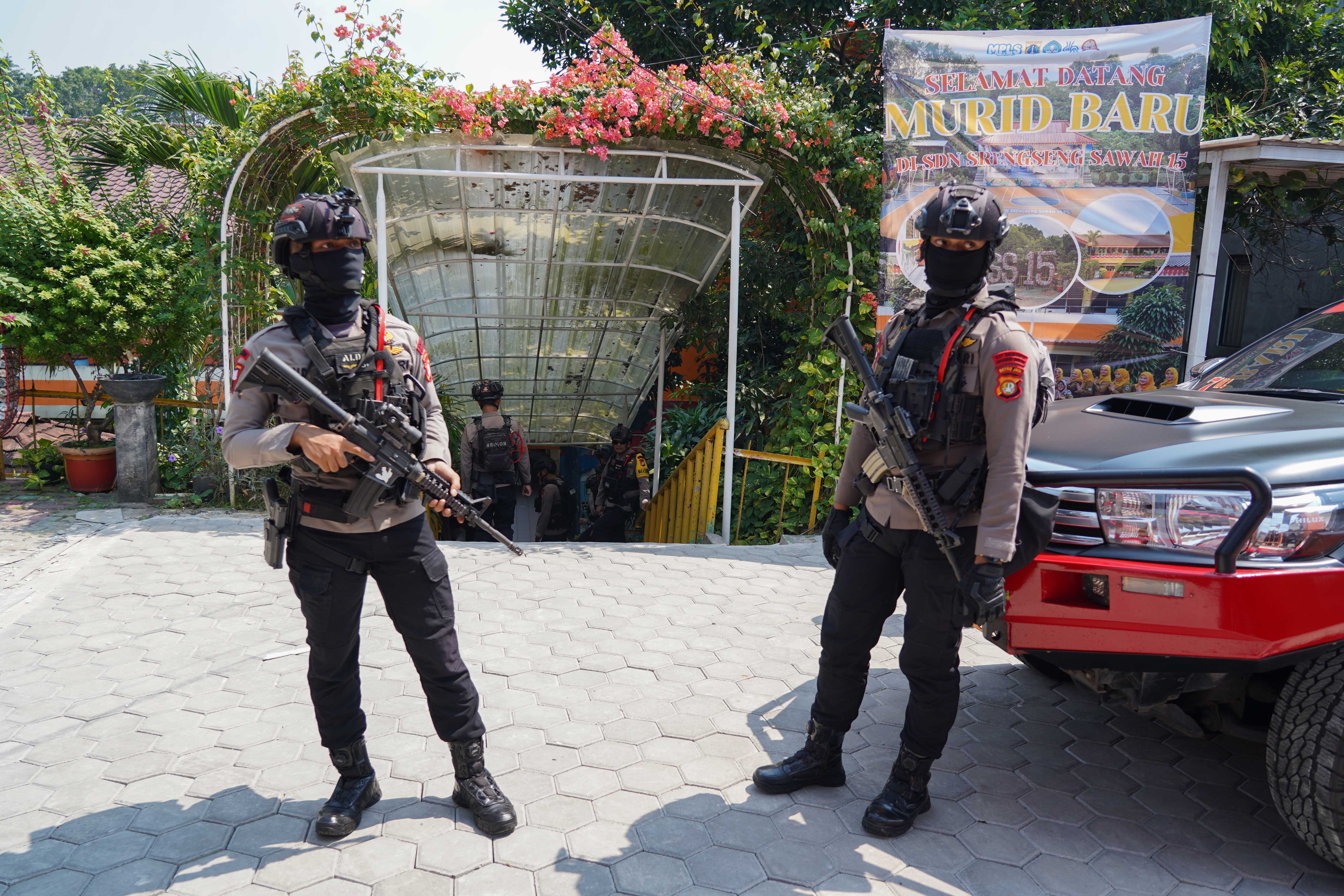 Personel Gegana Brimob Polda Metro Jaya berjaga di SDN Srengseng Sawah 15 Pagi, Jagakarsa, Jakarta Selatan, Senin (13/7/2026). Penjagaan tersebut dilakukan guna memastikan keamanan lingkungan sekolah setelah adanya dugaan ancaman bom yang diterima melalui pesan WhatsApp.
