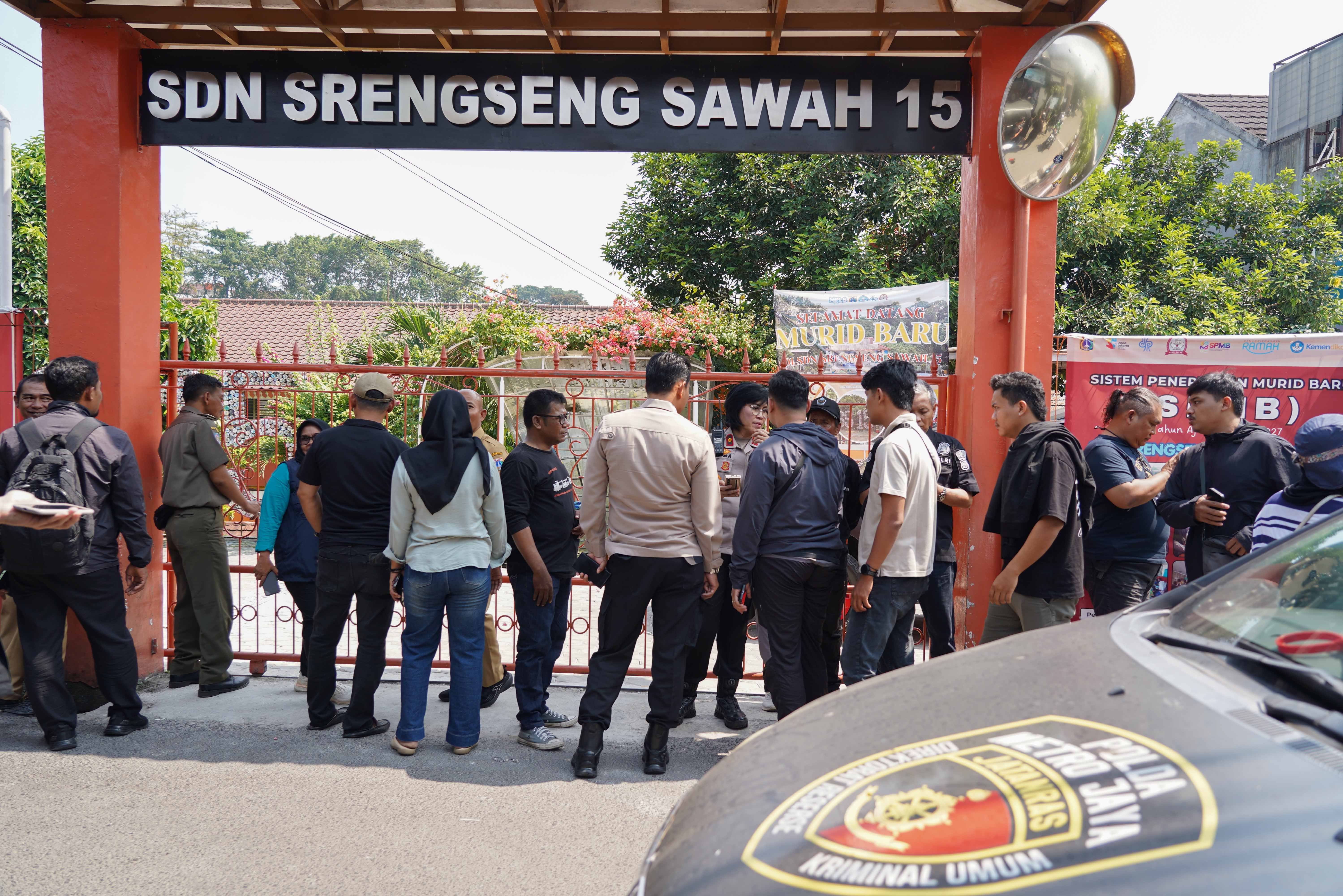 Personel Gegana Brimob Polda Metro Jaya berjaga di SDN Srengseng Sawah 15 Pagi, Jagakarsa, Jakarta Selatan, Senin (13/7/2026). Penjagaan tersebut dilakukan guna memastikan keamanan lingkungan sekolah setelah adanya dugaan ancaman bom yang diterima melalui pesan WhatsApp.