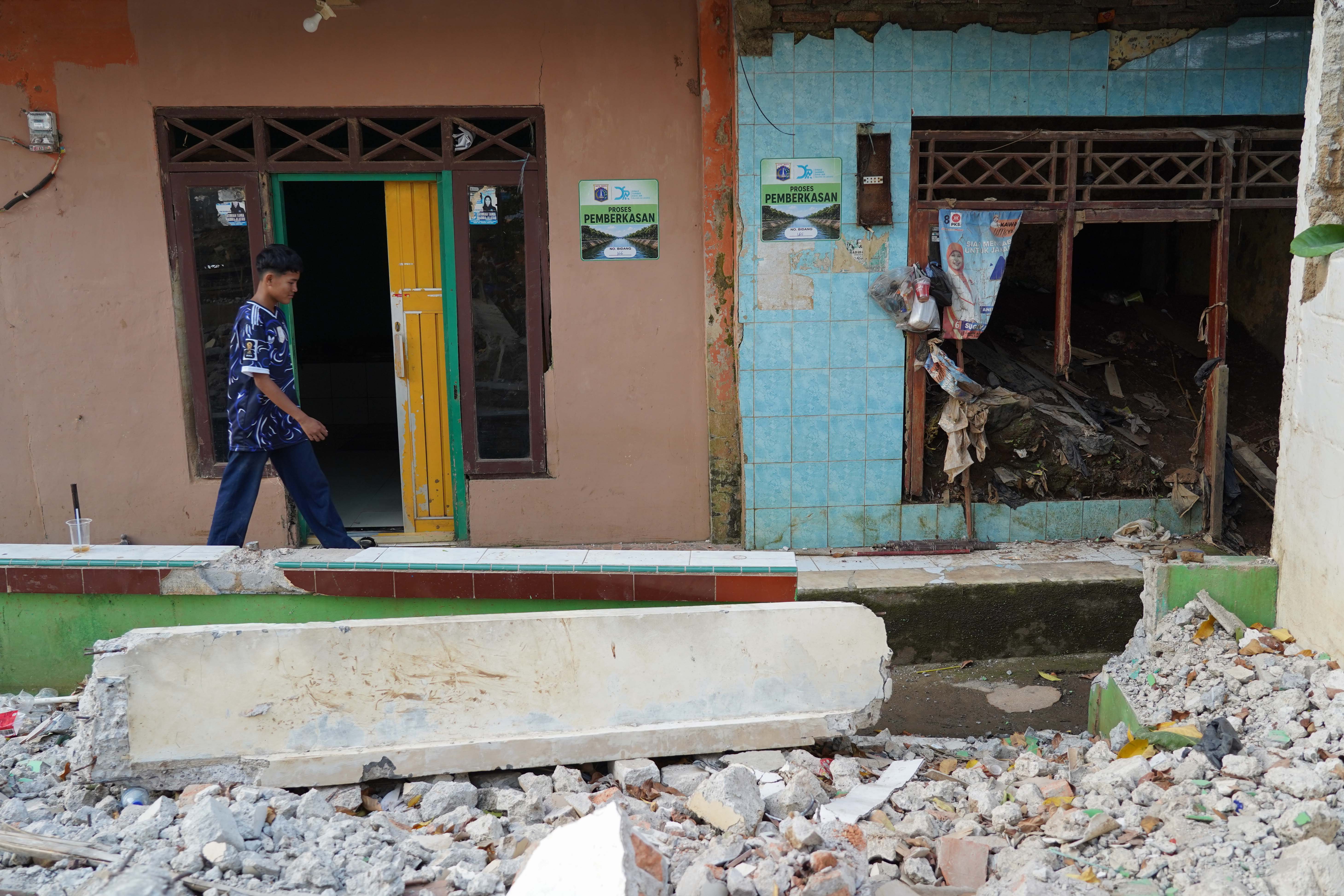 Seorang anak berjalan di kawasan yang terdampak proyek normalisasi Kali Ciliwung di Cawang, Kramat Jati, Jakarta Timur, Selasa (14/7/2026). Gubernur Pramono Anung menyebut dari total 170 rumah warga yang terdampak pembebasan lahan untuk normalisasi kali Ciliwung, sebanyak 62 rumah telah rampung pembayaran dan sudah dibongkar, sementara 108 rumah sisanya ditargetkan akan selesai pada akhir tahun 2026.