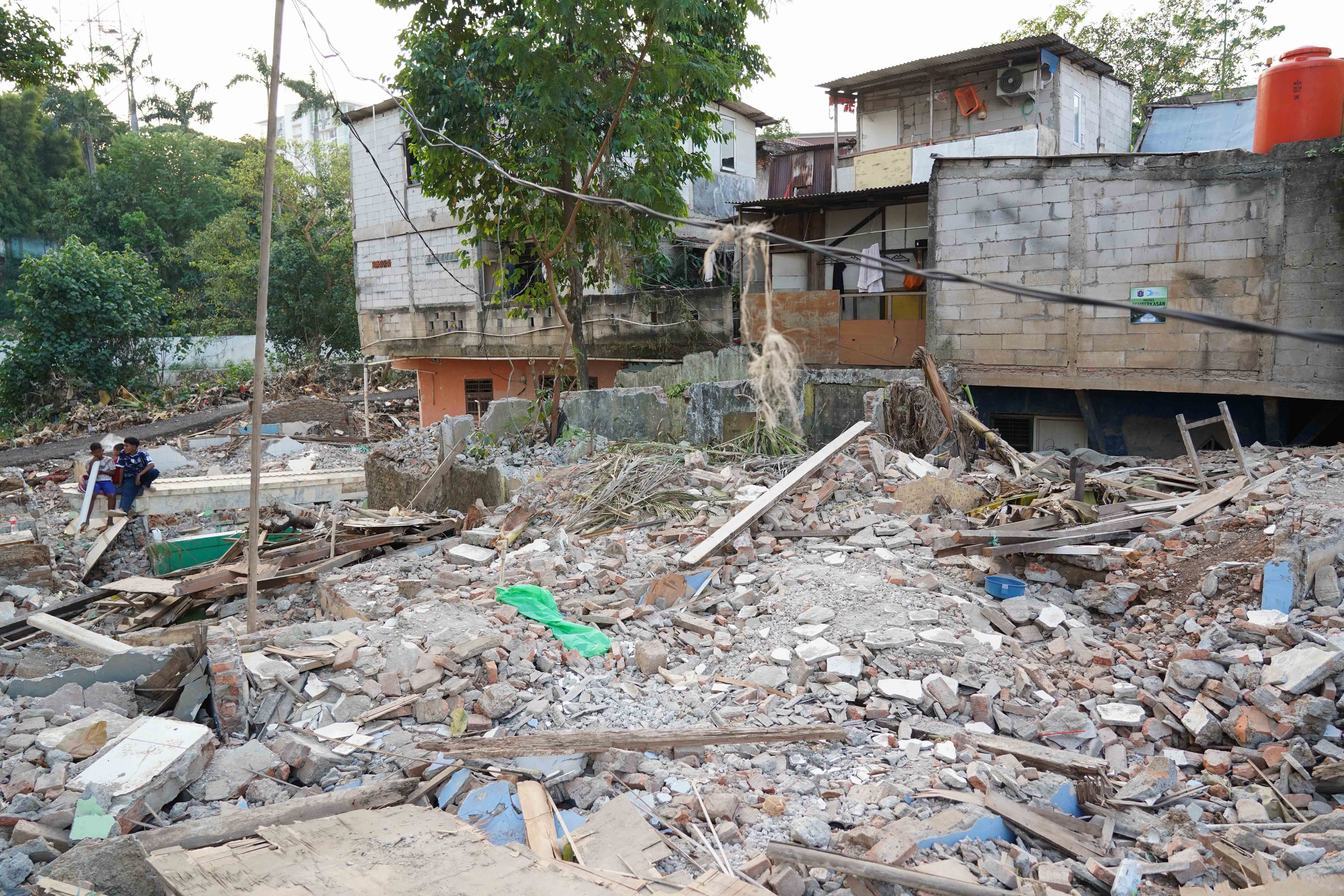 Sejumlah anak bermain di kawasan yang terdampak proyek normalisasi Kali Ciliwung di Cawang, Kramat Jati, Jakarta Timur, Selasa (14/7/2026). Gubernur Pramono Anung menyebut dari total 170 rumah warga yang terdampak pembebasan lahan untuk normalisasi kali Ciliwung, sebanyak 62 rumah telah rampung pembayaran dan sudah dibongkar, sementara 108 rumah sisanya ditargetkan akan selesai pada akhir tahun 2026.