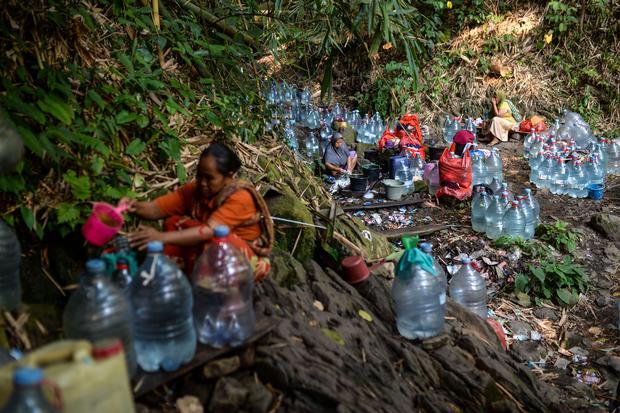 Warga mencuci pakaian di sumber mata air Sumur Bendung, Gunung Batur, Kota Cilegon, Banten, Rabu (15/7/2026). Warga di kawasan perbukitan tersebut mengalami kesulitan memperoleh air bersih sejak sebulan terakhir akibat kekeringan pada musim kemarau, sehingga harus berjalan kaki sekitar satu kilometer menyusuri jalan setapak untuk mengambil air dari sumber mata air di kawasan hutan.