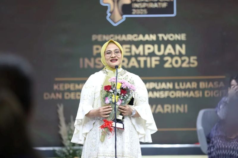 Direktur Utama Telkom Dian Siswarini saat menerima penghargaan Perempuan Inspiratif Awards di Jakarta