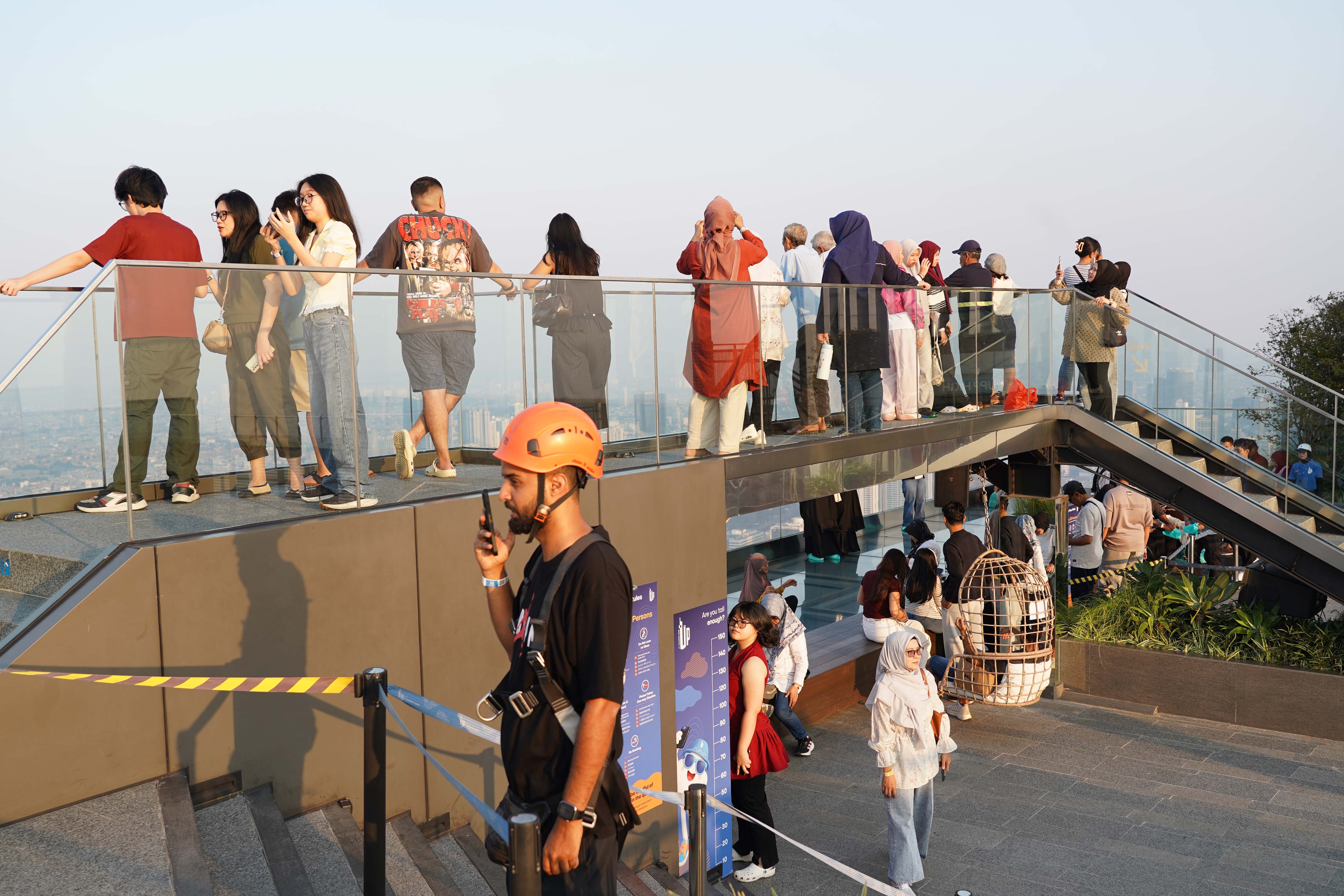 Warga berada di area Sky Garden saat berkunjung ke UP at Thamrin Nine di Autograph Tower, Jakarta Pusat, Rabu (15/7/2026). Objek wisata tersebut menawarkan tempat untuk menikmati suasana panorama Kota Jakarta dari atas gedung tertinggi di Indonesia dengan ketinggian 385 meter.