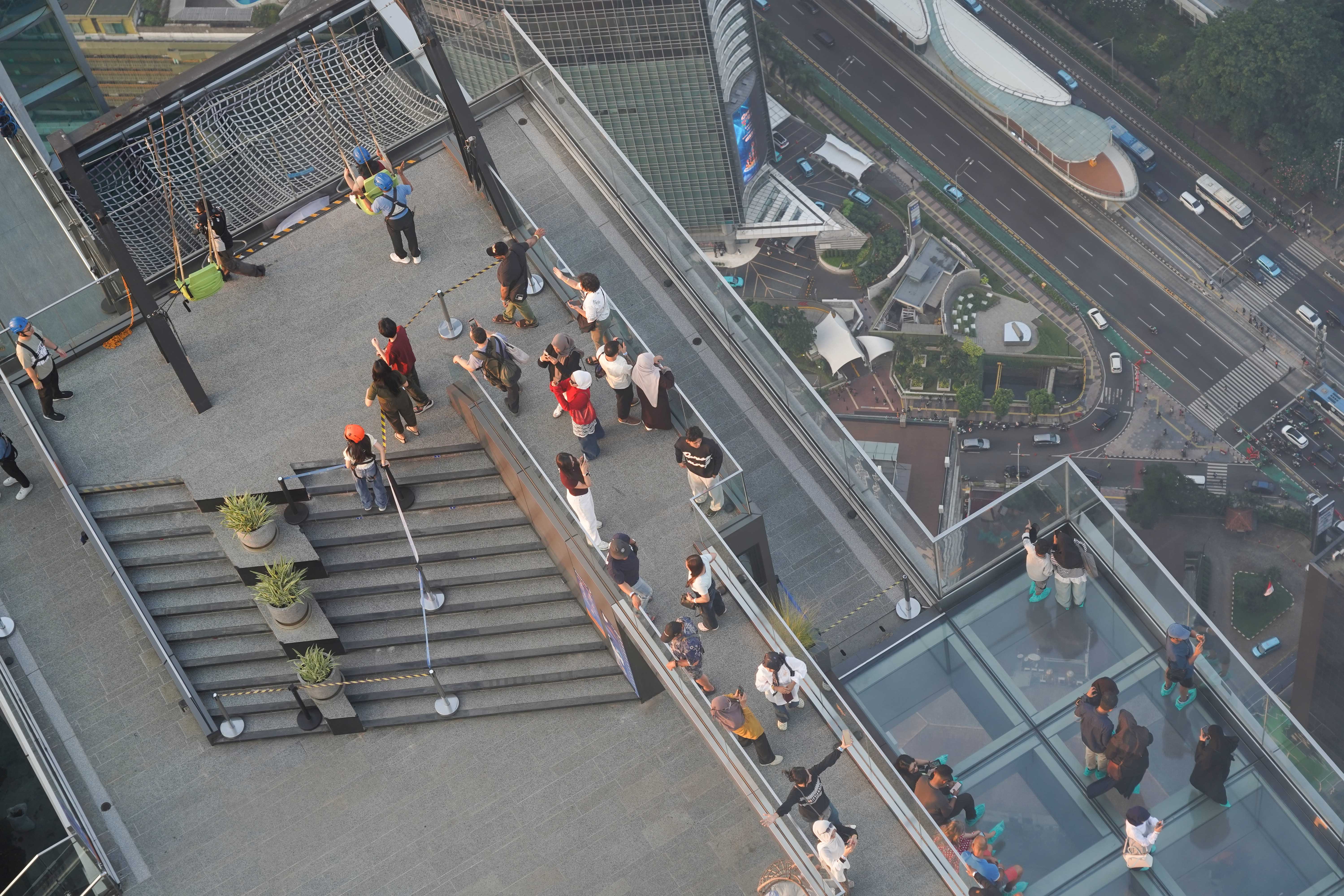 Warga berada di area Sky Garden saat berkunjung ke UP at Thamrin Nine di Autograph Tower, Jakarta Pusat, Rabu (15/7/2026). Objek wisata tersebut menawarkan tempat untuk menikmati suasana panorama Kota Jakarta dari atas gedung tertinggi di Indonesia dengan ketinggian 385 meter.