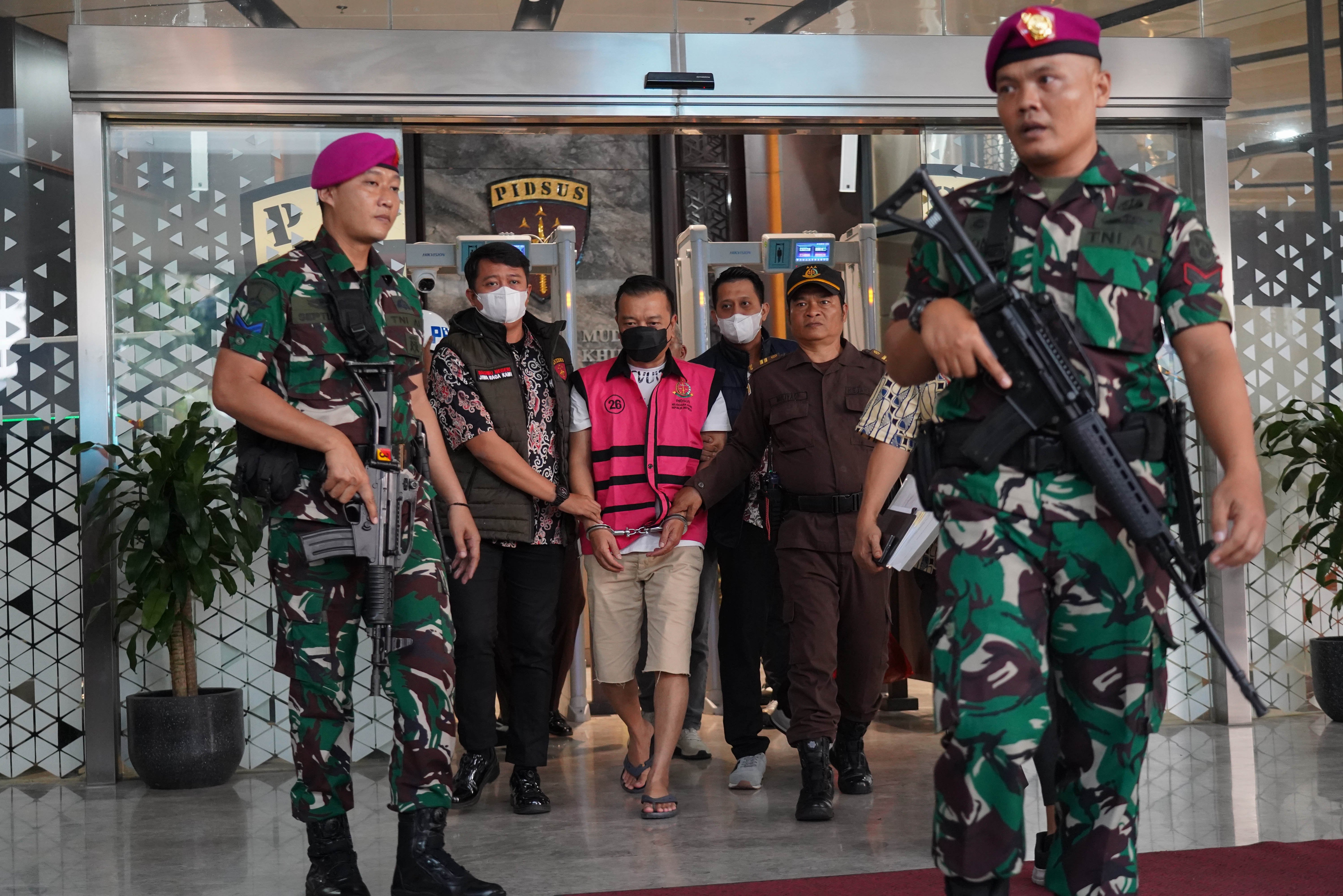 Tersangka kasus dugaan tindak pidana pencucian uang (TPPU) Don Ritto (tengah) digiring petugas menuju mobil tahanan di Kejaksaan Agung, Jakarta, Jumat (17/7/2026). Kejaksaan Agung menahan tersangka Don Ritto setelah penanganan kasusnya dilimpahkan oleh Direktorat Reserse Kriminal Khusus Polda Metro Jaya.