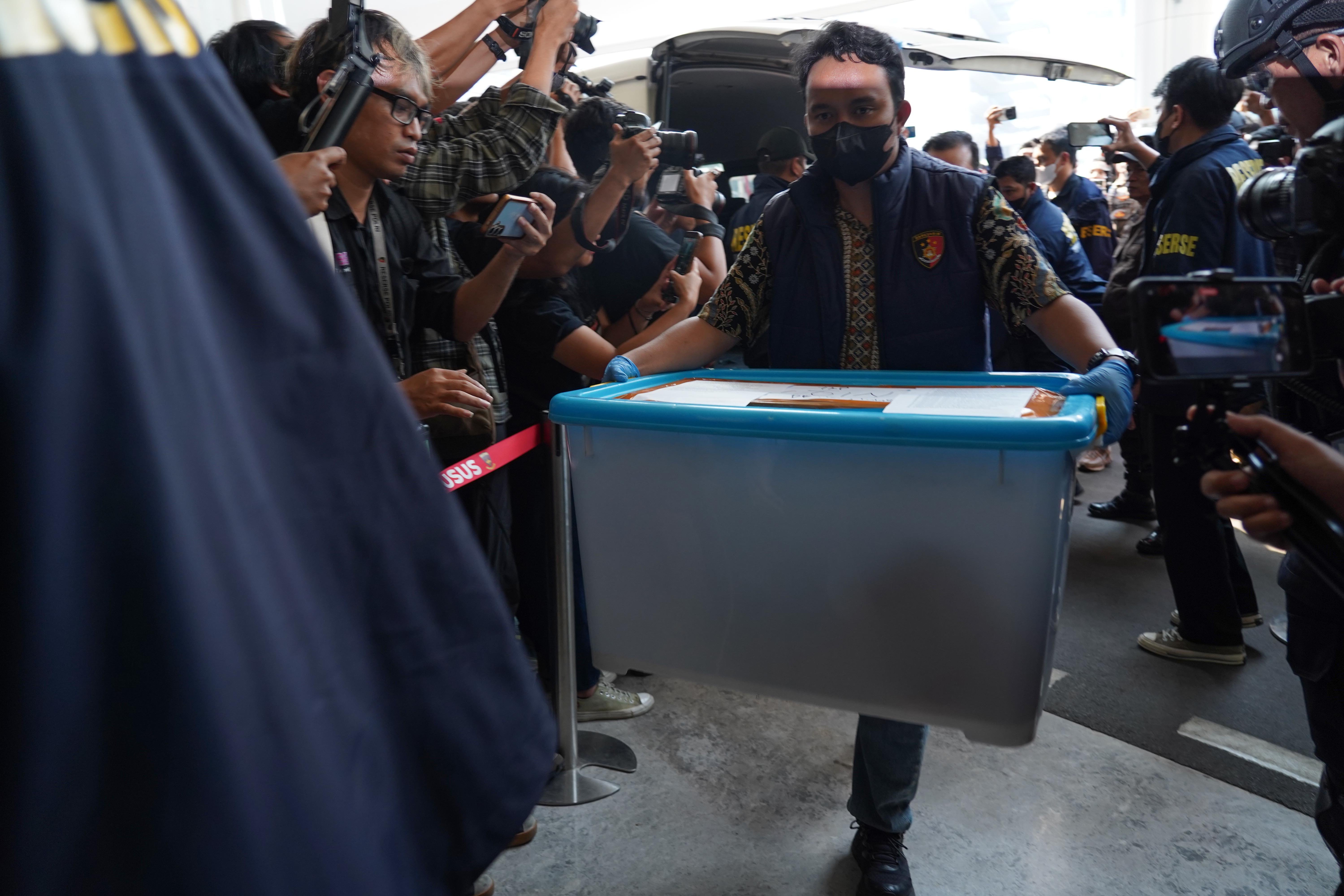 Tim gabungan Polri membawa barang bukti yang diserahkan ke Kejaksaan Agung, Jakarta, Jumat (17/7/2026). Direktorat Reserse Kriminal Khusus Polda Metro Jaya melimpahkan tersangka Don Ritto serta barang bukti kasus dugaan tindak pidana korupsi dan tindak pidana pencucian uang yang berkaitan dengan pengadaan batu bara PLTU, korupsi Asabri dan Jiwasraya 2020-2025 dan pencucian uang dalam proses penyelesaian utang PT CBS kepada PT KNI ke Kejaksaan Agung.