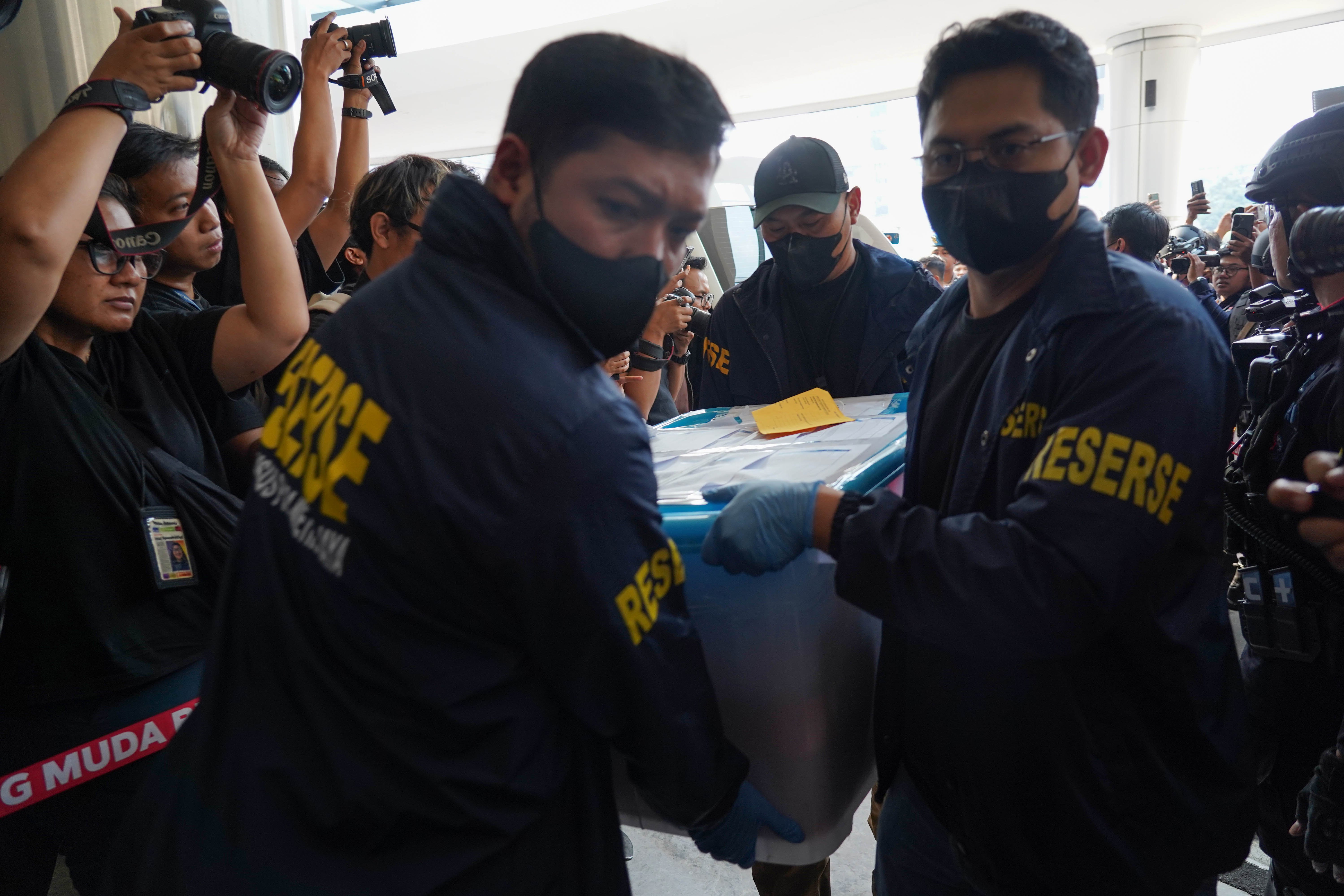 Tim gabungan Polri membawa barang bukti yang diserahkan ke Kejaksaan Agung, Jakarta, Jumat (17/7/2026). Direktorat Reserse Kriminal Khusus Polda Metro Jaya melimpahkan tersangka Don Ritto serta barang bukti kasus dugaan tindak pidana korupsi dan tindak pidana pencucian uang yang berkaitan dengan pengadaan batu bara PLTU, korupsi Asabri dan Jiwasraya 2020-2025 dan pencucian uang dalam proses penyelesaian utang PT CBS kepada PT KNI ke Kejaksaan Agung.