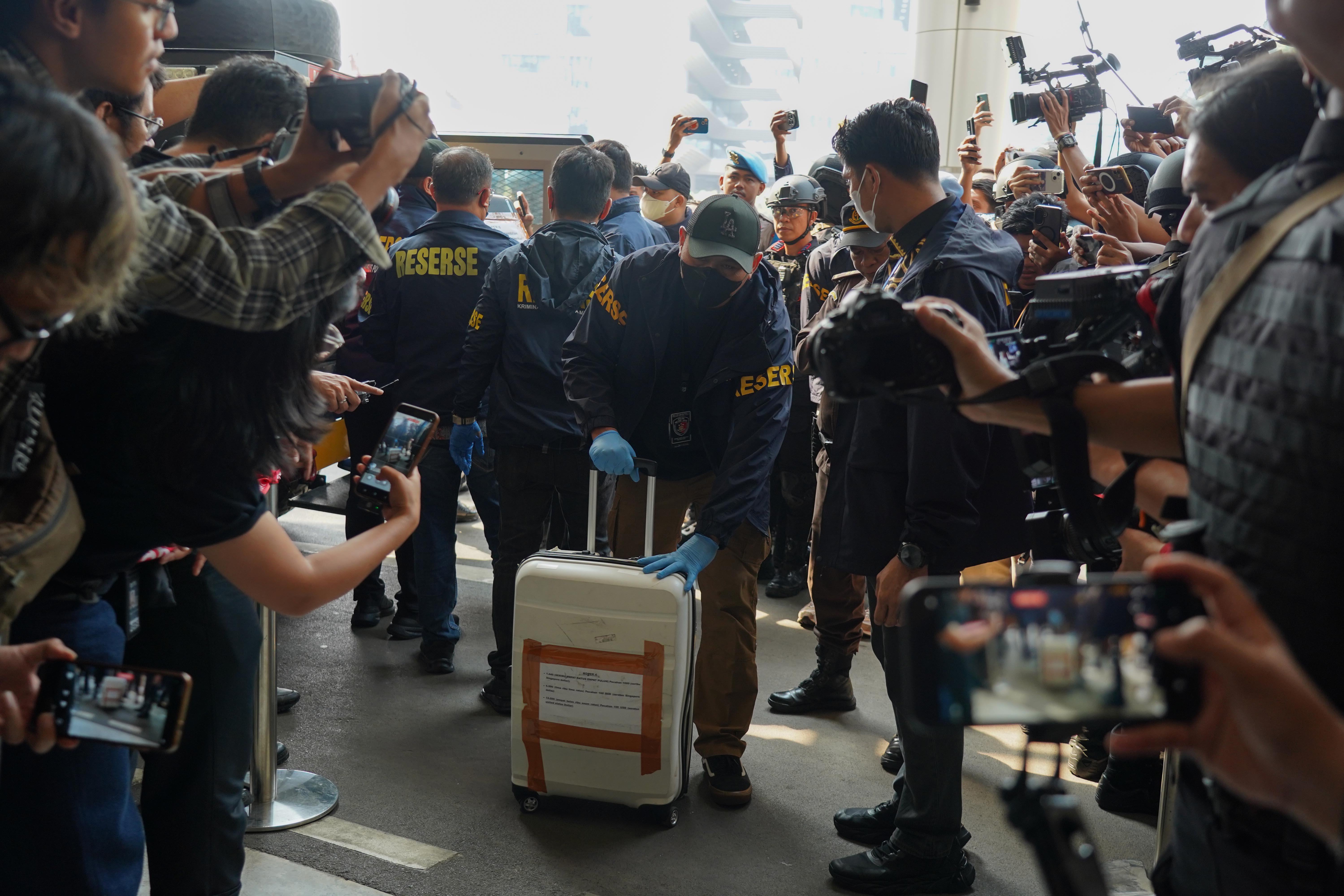 Tim gabungan Polri membawa barang bukti yang diserahkan ke Kejaksaan Agung, Jakarta, Jumat (17/7/2026). Direktorat Reserse Kriminal Khusus Polda Metro Jaya melimpahkan tersangka Don Ritto serta barang bukti kasus dugaan tindak pidana korupsi dan tindak pidana pencucian uang yang berkaitan dengan pengadaan batu bara PLTU, korupsi Asabri dan Jiwasraya 2020-2025 dan pencucian uang dalam proses penyelesaian utang PT CBS kepada PT KNI ke Kejaksaan Agung.