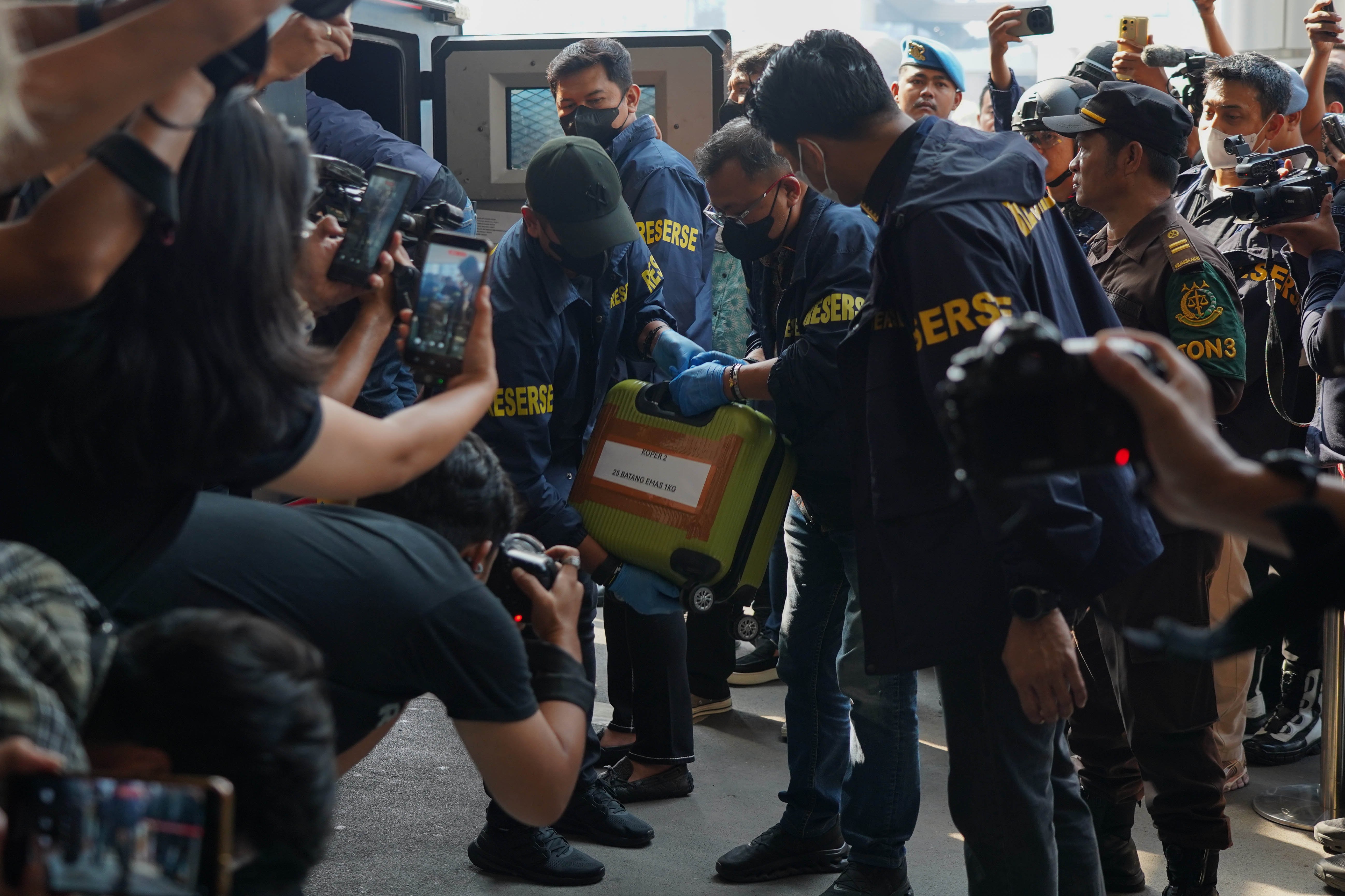 Tim gabungan Polri membawa barang bukti yang diserahkan ke Kejaksaan Agung, Jakarta, Jumat (17/7/2026). Direktorat Reserse Kriminal Khusus Polda Metro Jaya melimpahkan tersangka Don Ritto serta barang bukti kasus dugaan tindak pidana korupsi dan tindak pidana pencucian uang yang berkaitan dengan pengadaan batu bara PLTU, korupsi Asabri dan Jiwasraya 2020-2025 dan pencucian uang dalam proses penyelesaian utang PT CBS kepada PT KNI ke Kejaksaan Agung.