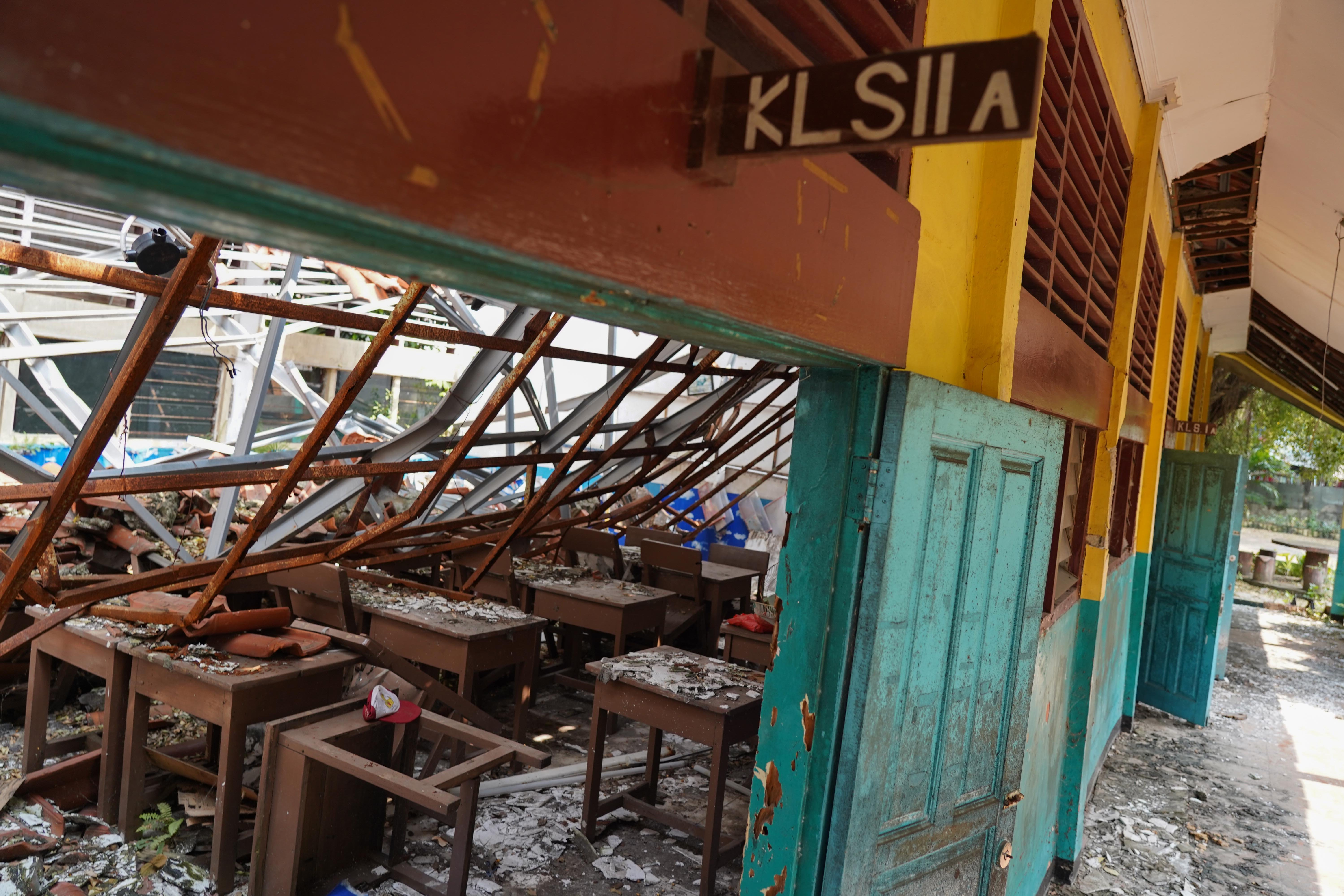 Kondisi salah satu kelas dengan atap bangunan yang roboh di SDN Kebayoran Lama Selatan 09 Pagi, Jakarta, Selasa (21/7/2026). Akibat robohnya empat ruang kelas dan satu ruang unit kesehatan (UKS), kegiatan belajar mengajar para siswa sekolah tersebut harus dialihkan ke sekolah lain di SDN Kebayoran Lama Selatan 11 Pagi.