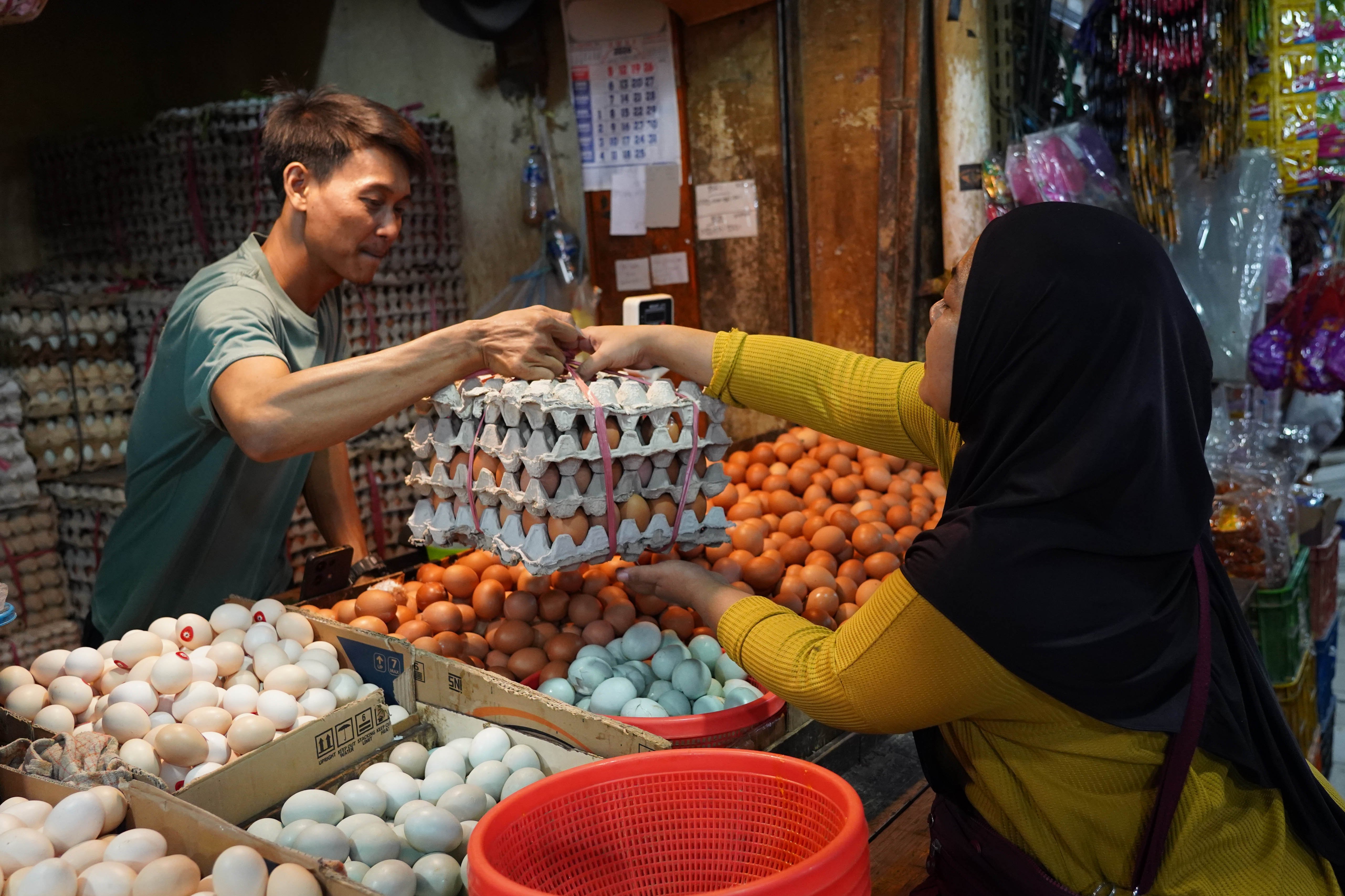 Pedagang melayani warga yang membeli telur di Pasar Kebayoran Lama, Jakarta, Kamis (23/7/2026). Berdasarkan keterangan pedagang, seiring dengan naiknya permintaan dari konsumen harga telur ayam kembali stabil Rp 26 ribu dari sebelumnya Rp 23 ribu per kilogram.