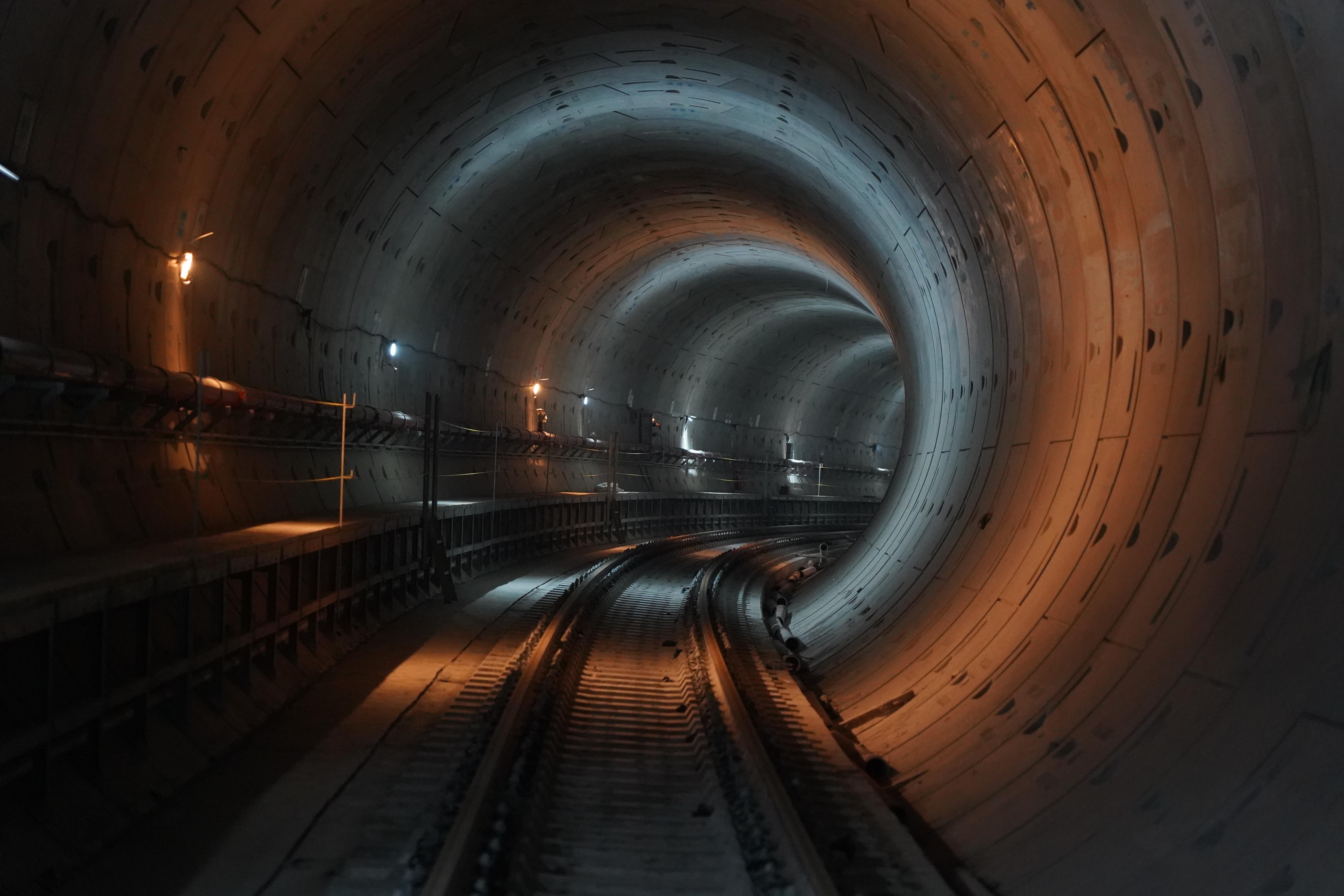Suasana terowongan kereta MRT saat pembangunan Stasiun MRT Monas, Jakarta, Rabu (22/7/2026). Stasiun yang dirancang sebagai stasiun ikonik yang menyatu dengan kawasan cagar budaya Monumen Nasional ini progres konstruksinya telah mencapai sekitar 92% dan ditargetkan beroperasi pada akhir 2027.