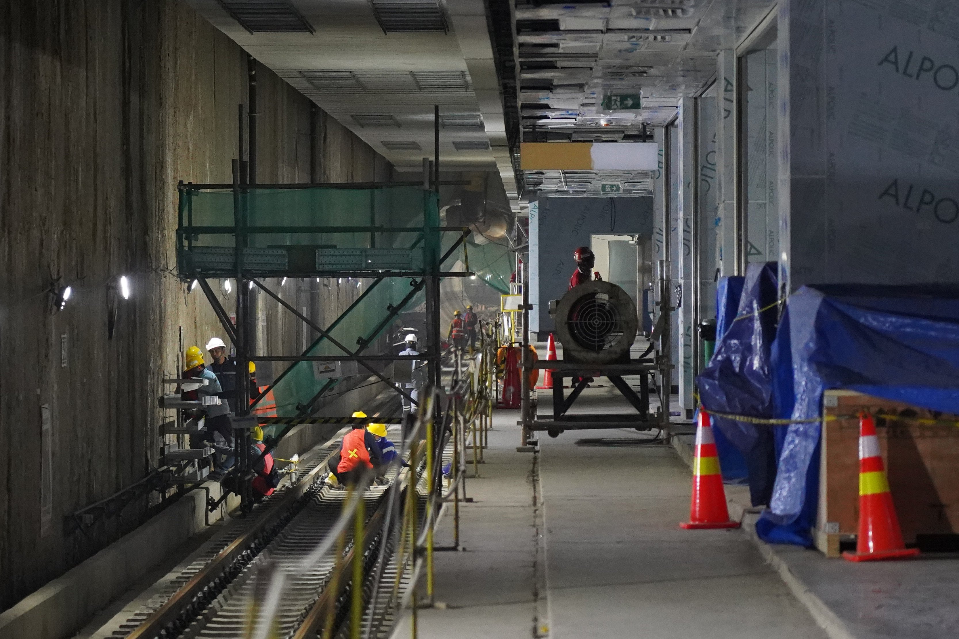 Pekerja menyelesaikan pembangunan Stasiun MRT Monas, Jakarta, Rabu (22/7/2026). Stasiun yang dirancang sebagai stasiun ikonik yang menyatu dengan kawasan cagar budaya Monumen Nasional ini progres konstruksinya telah mencapai sekitar 92% dan ditargetkan beroperasi pada akhir 2027.