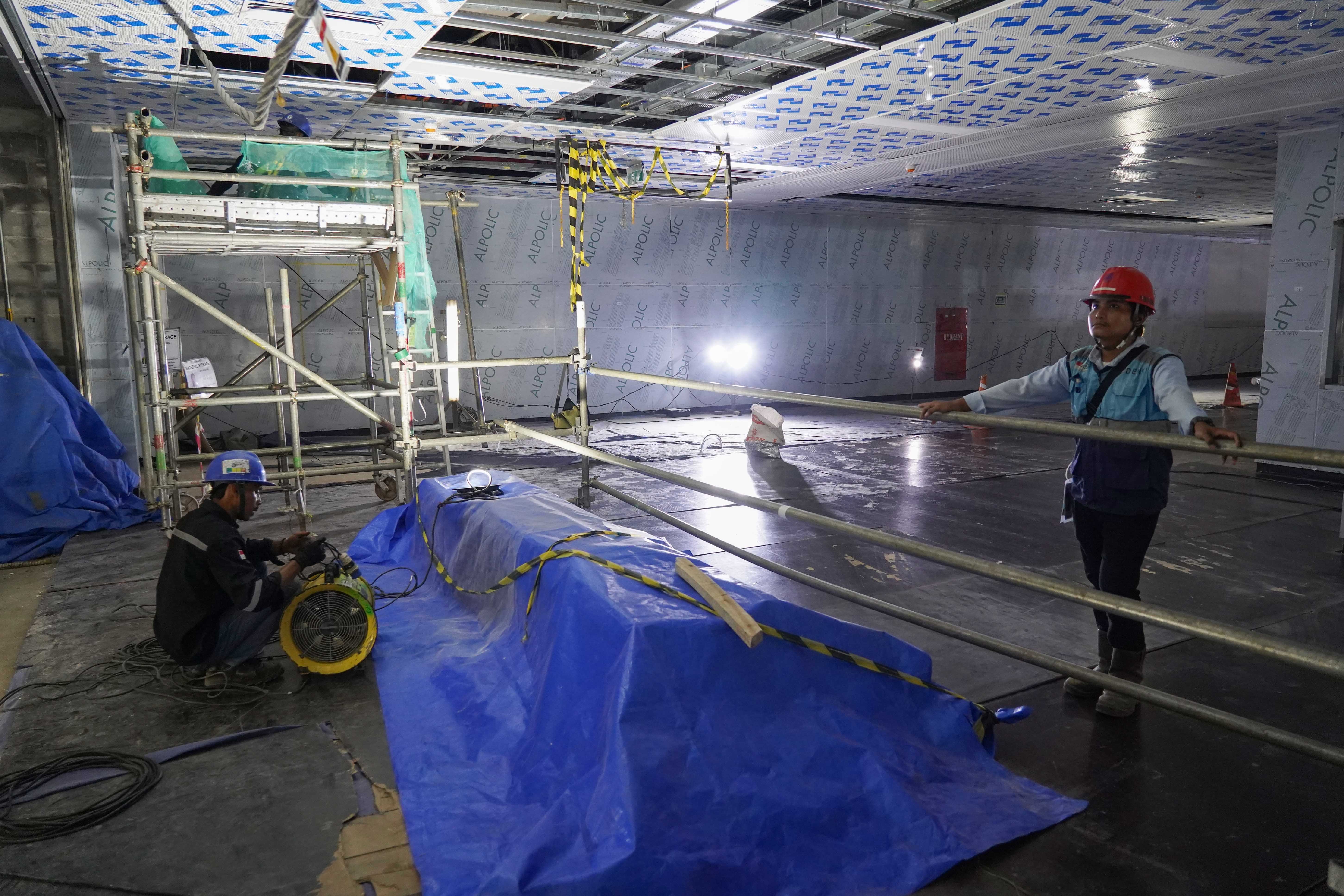 Pekerja menyelesaikan pembangunan Stasiun MRT Monas, Jakarta, Rabu (22/7/2026). Stasiun yang dirancang sebagai stasiun ikonik yang menyatu dengan kawasan cagar budaya Monumen Nasional ini progres konstruksinya telah mencapai sekitar 92% dan ditargetkan beroperasi pada akhir 2027.