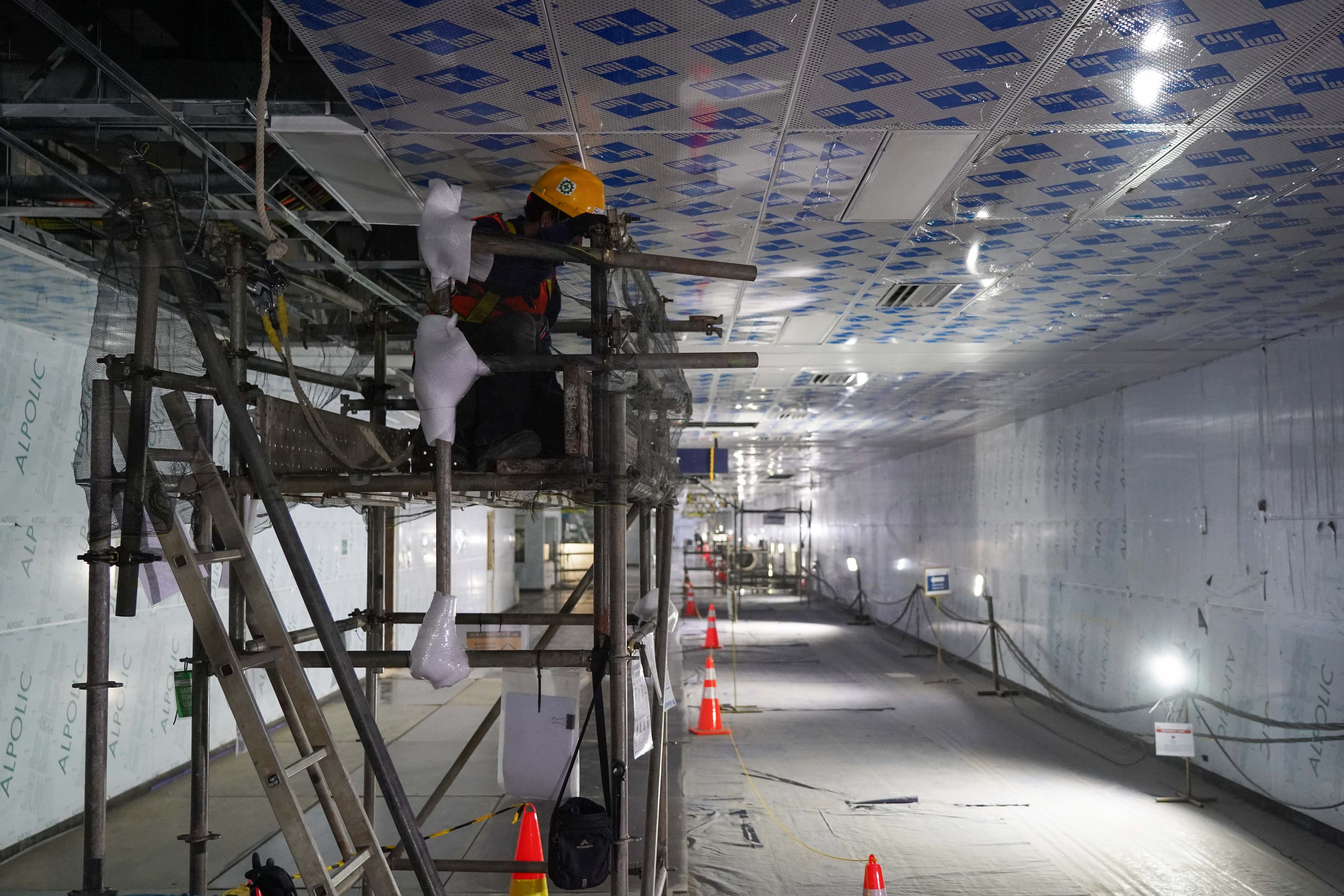 Pekerja menyelesaikan pembangunan Stasiun MRT Monas, Jakarta, Rabu (22/7/2026). Stasiun yang dirancang sebagai stasiun ikonik yang menyatu dengan kawasan cagar budaya Monumen Nasional ini progres konstruksinya telah mencapai sekitar 92% dan ditargetkan beroperasi pada akhir 2027.