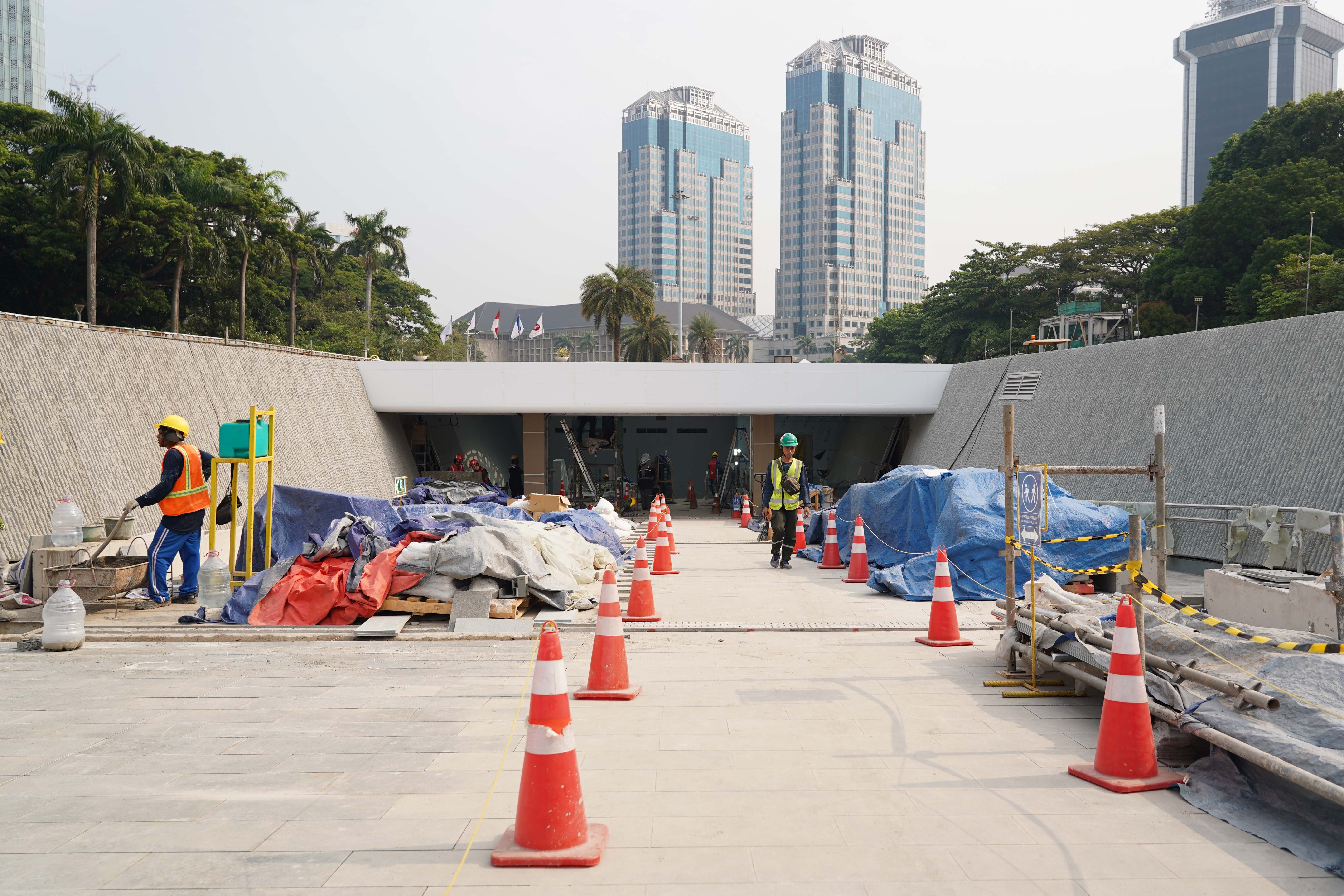 Pekerja menyelesaikan pembangunan Stasiun MRT Monas, Jakarta, Rabu (22/7/2026). Stasiun yang dirancang sebagai stasiun ikonik yang menyatu dengan kawasan cagar budaya Monumen Nasional ini progres konstruksinya telah mencapai sekitar 92% dan ditargetkan beroperasi pada akhir 2027.