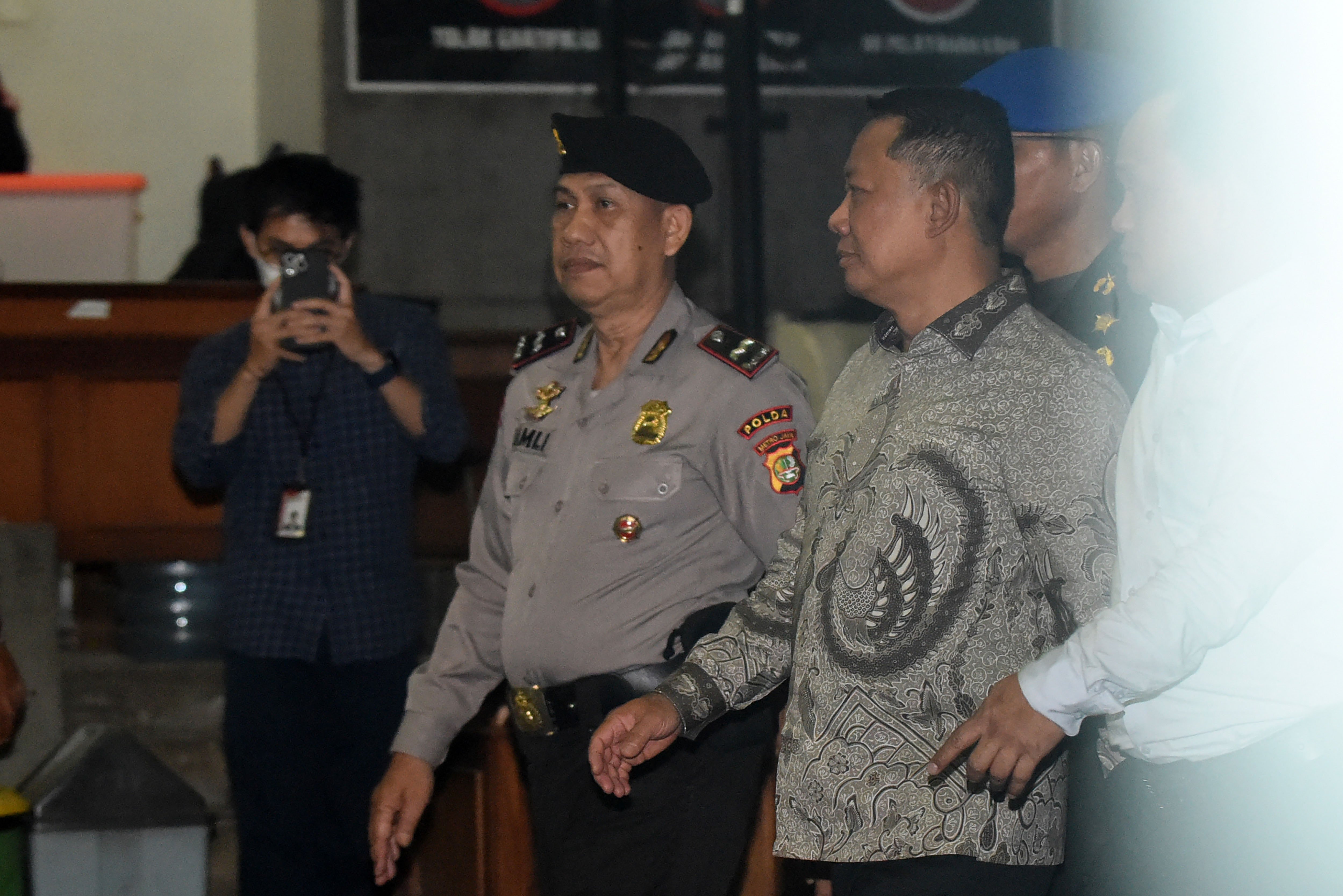 Tersangka yang merupakan mantan Jaksa Agung Muda Tindak Pidana Khusus (Jampidsus) Febrie Adriansyah (kanan) dikawal menuju Rutan Cabang KPK, di Gedung Merah Putih KPK, Jakarta, Jumat (24/7/2026). Kejaksaan Agung menitipkan penahanan Febrie Adriansyah di Rutan KPK untuk menghindari konflik kepentingan terkait kasus dugaan Tindak Pidana Pencucian Uang (TPPU).