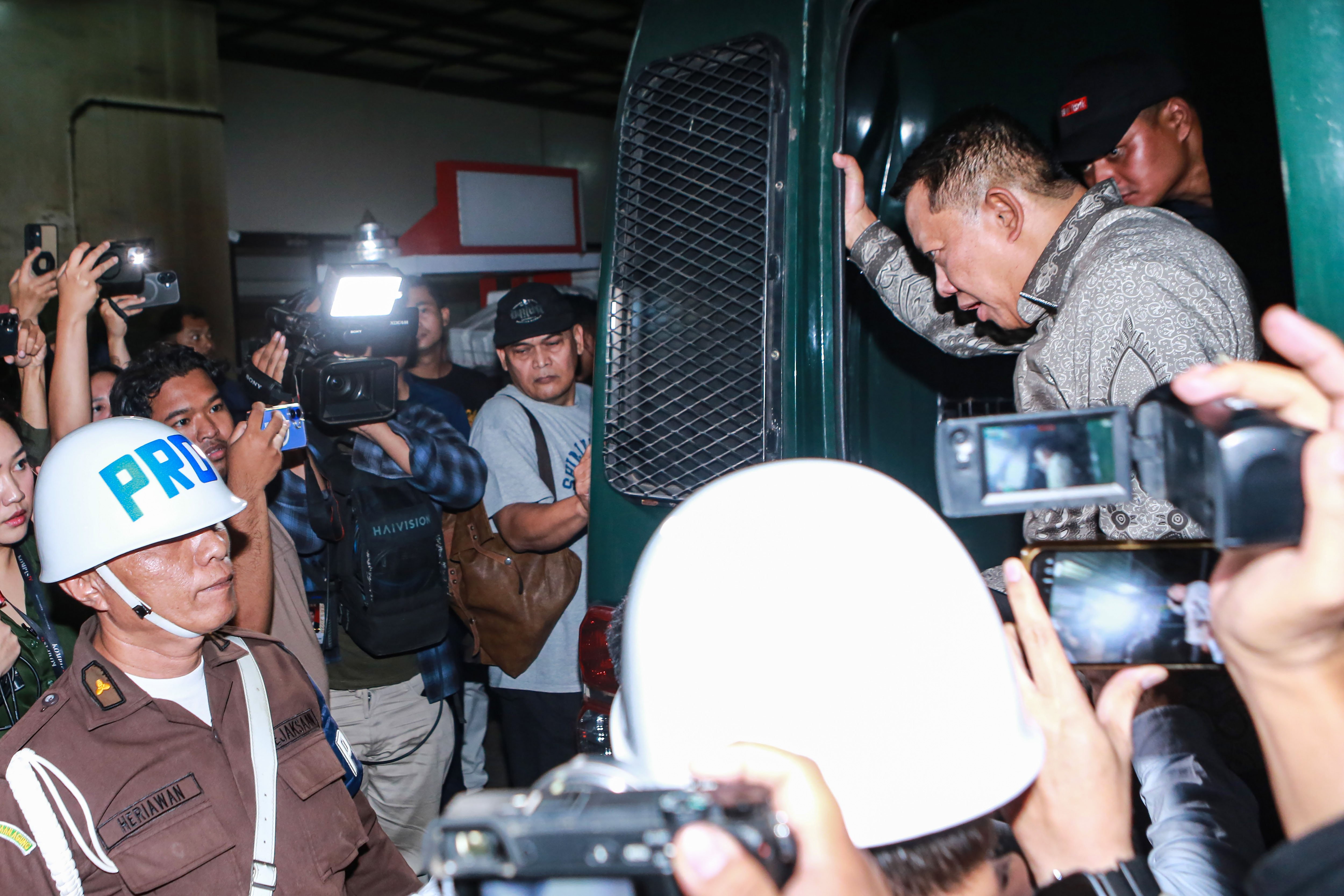 Tersangka mantan Jaksa Agung Muda Tindak Pidana Khusus (Jampidsus) Febrie Adriansyah (kanan) turun dari mobil tahanan setibanya di Rutan Cabang KPK, Gedung KPK, Jakarta, Jumat (24/7/2026). Kejaksaan Agung menitipkan penahanan Febrie Adriansyah di Rutan KPK untuk menghindari konflik kepentingan terkait kasus dugaan Tindak Pidana Pencucian Uang (TPPU).
