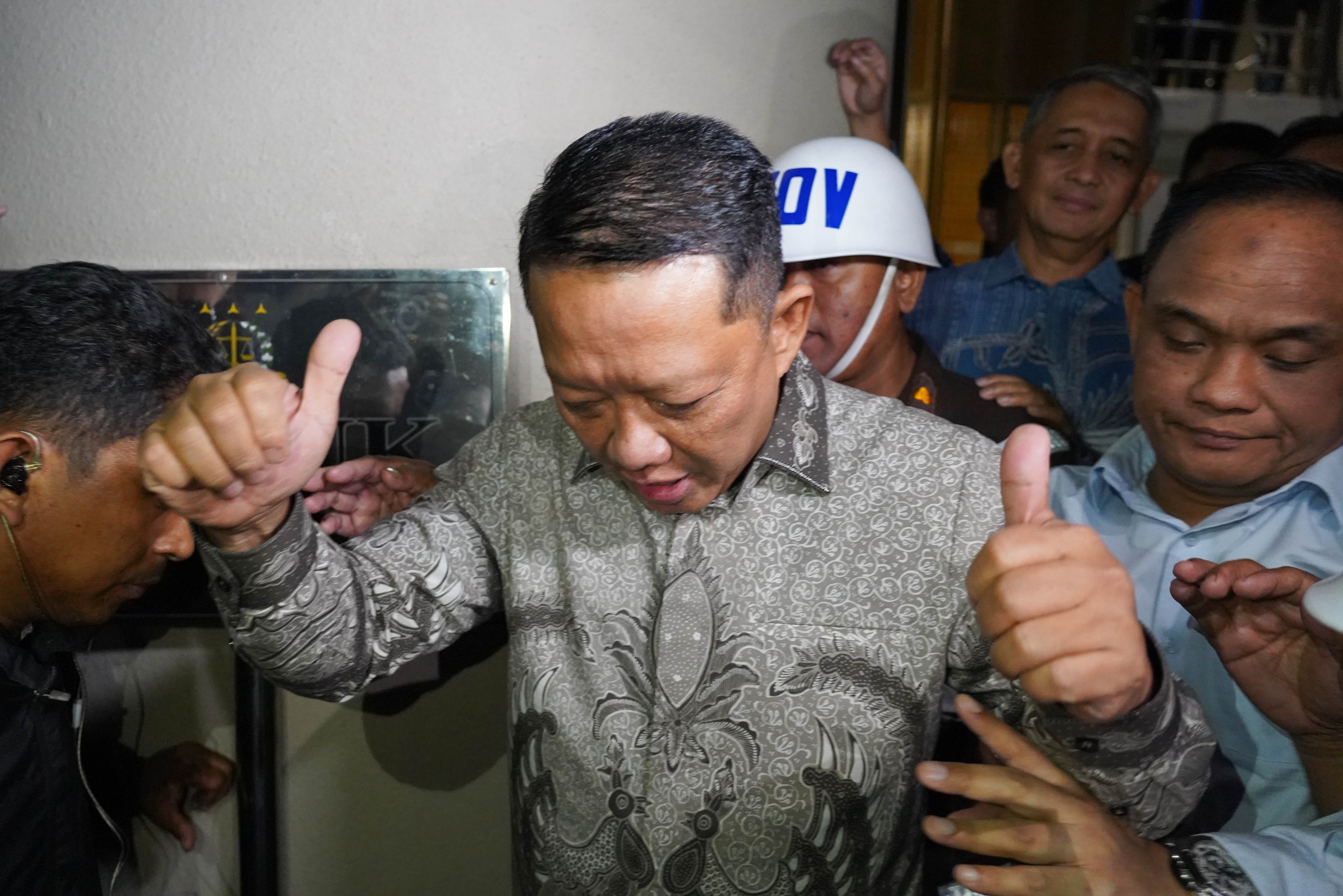 Mantan Jaksa Agung Muda Tindak Pidana Khusus Febrie Adriansyah berjalan menuju mobil tahanan usai menjalani pemeriksaan di Gedung Utama Kejaksaan Agung, Jakarta, Jumat (24/7/2026). Kejaksaan Agung secara resmi menahan Febrie Adriansyah setelah ditetapkan sebagai tersangka dalam kasus dugaan tindak pidana pencucian uang (TPPU).