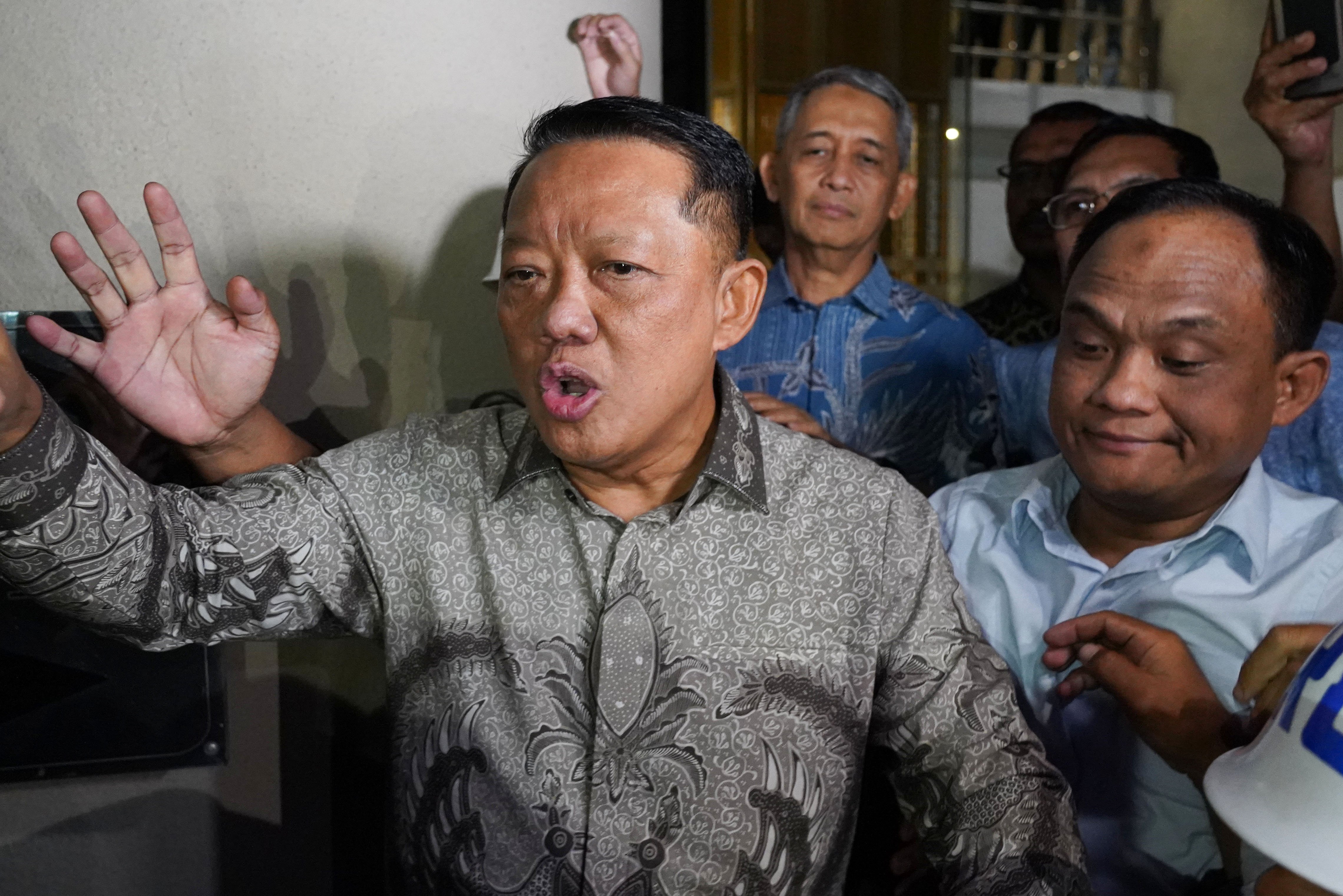 Mantan Jaksa Agung Muda Tindak Pidana Khusus Febrie Adriansyah menjawab pertanyaan wartawan usai menjalani pemeriksaan di Gedung Utama Kejaksaan Agung, Jakarta, Jumat (24/7/2026). Kejaksaan Agung secara resmi menahan Febrie Adriansyah setelah ditetapkan sebagai tersangka dalam kasus dugaan tindak pidana pencucian uang (TPPU).