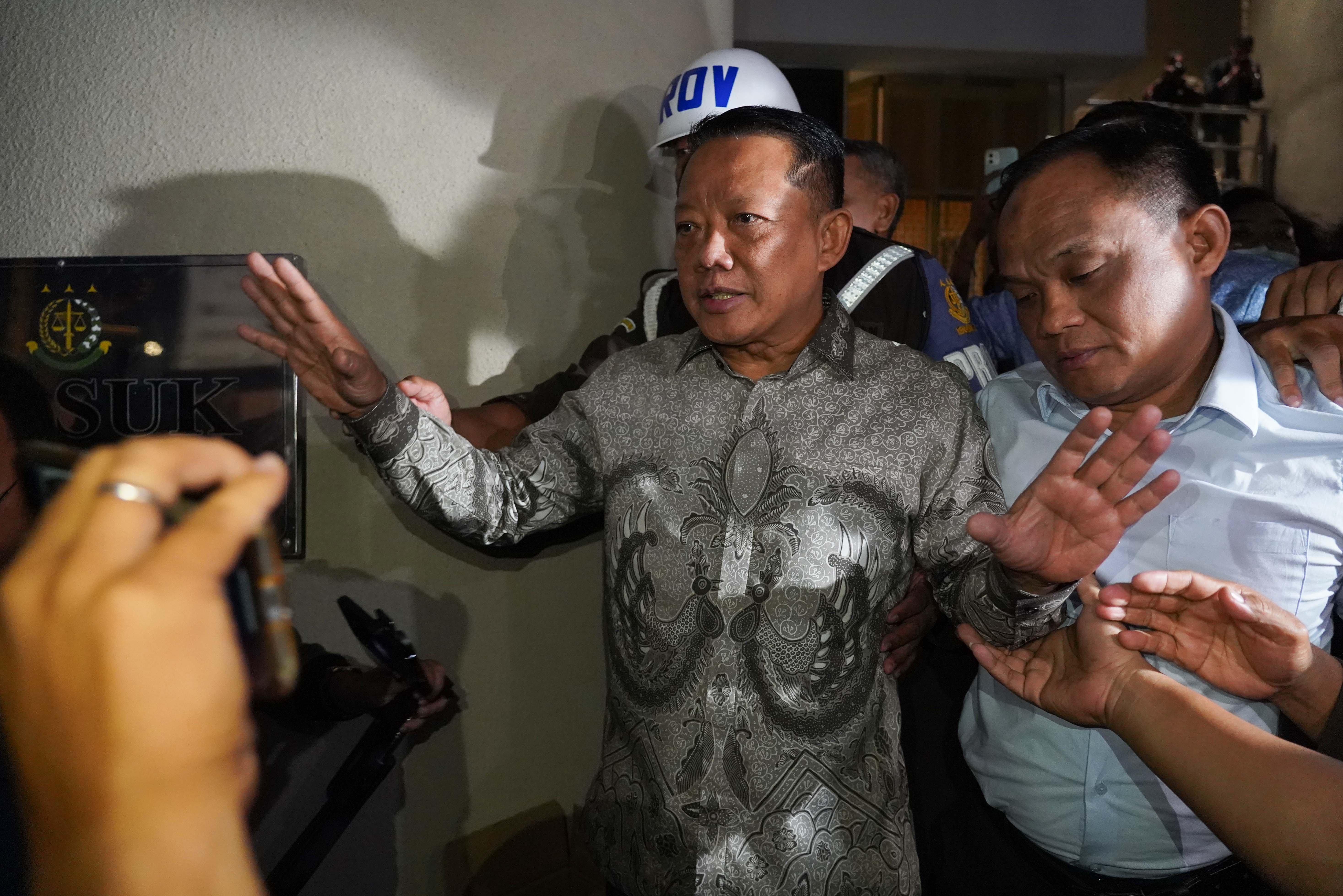 Mantan Jaksa Agung Muda Tindak Pidana Khusus Febrie Adriansyah menjawab pertanyaan wartawan usai menjalani pemeriksaan di Gedung Utama Kejaksaan Agung, Jakarta, Jumat (24/7/2026). Kejaksaan Agung secara resmi menahan Febrie Adriansyah setelah ditetapkan sebagai tersangka dalam kasus dugaan tindak pidana pencucian uang (TPPU).