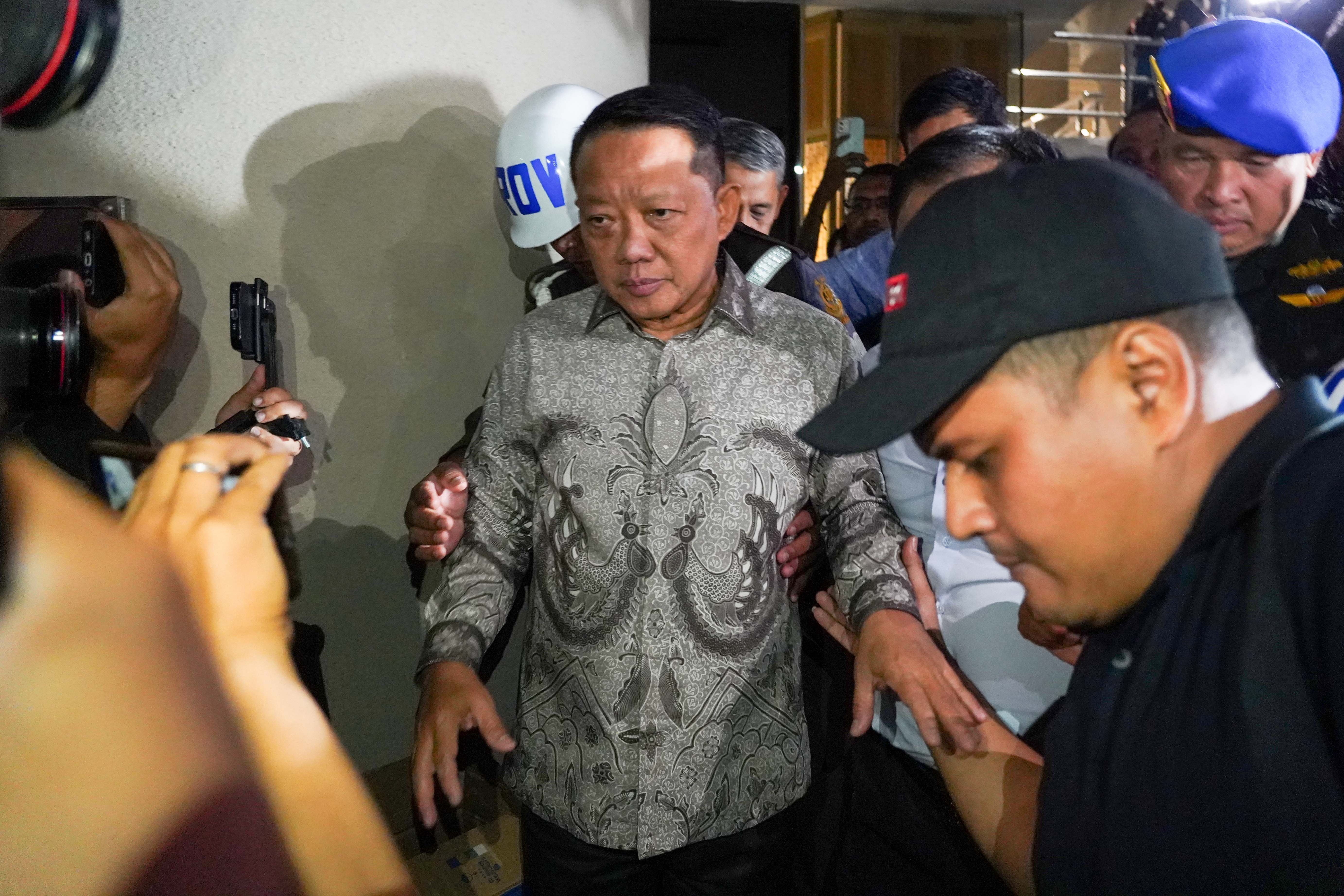 Mantan Jaksa Agung Muda Tindak Pidana Khusus Febrie Adriansyah berjalan menuju mobil tahanan usai menjalani pemeriksaan di Gedung Utama Kejaksaan Agung, Jakarta, Jumat (24/7/2026). Kejaksaan Agung secara resmi menahan Febrie Adriansyah setelah ditetapkan sebagai tersangka dalam kasus dugaan tindak pidana pencucian uang (TPPU).