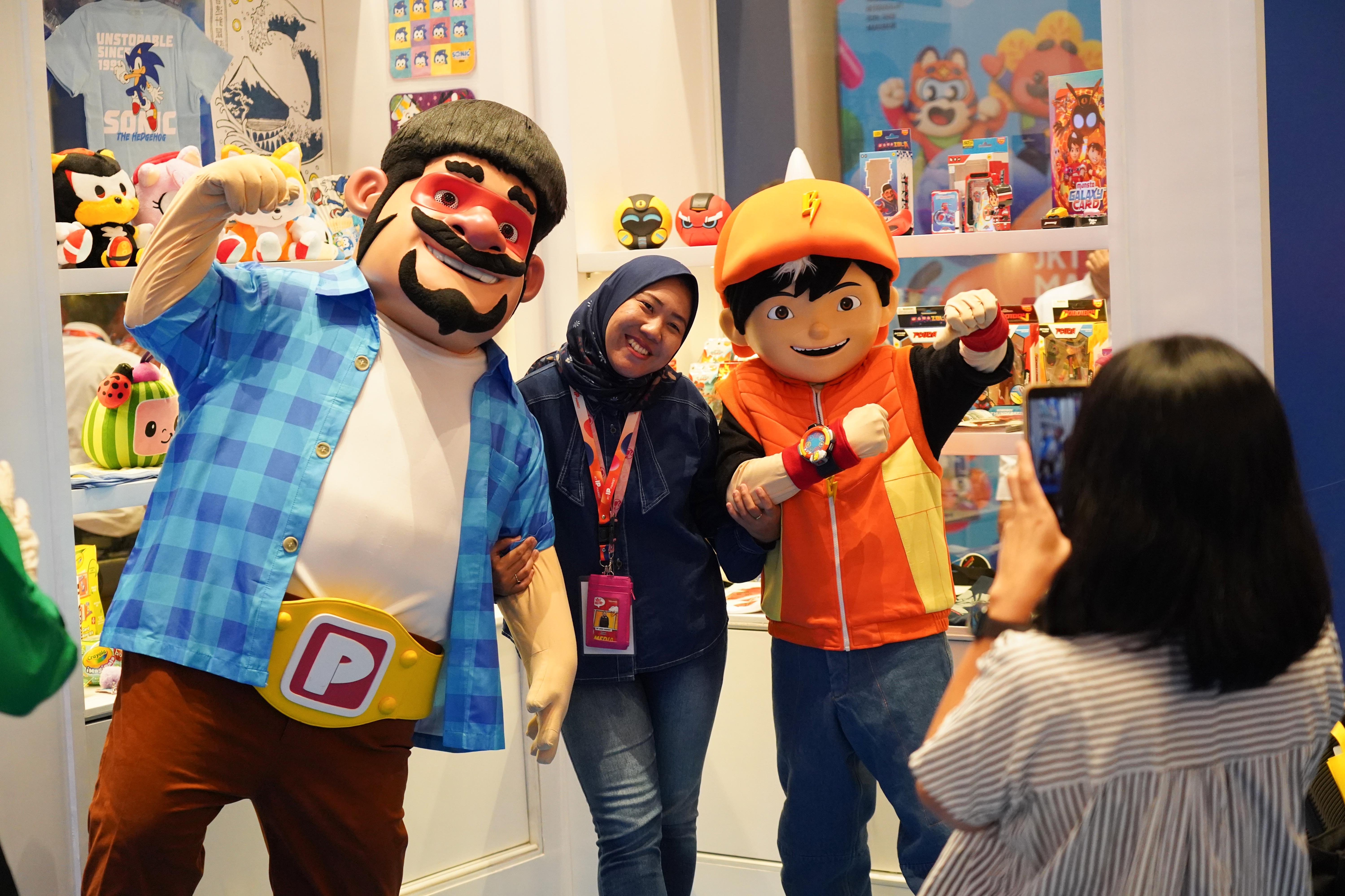 Pengunjung berfoto dengan maskot film animasi pada Jakarta IP Market, di Jakarta, Rabu (29/7/2026). Pameran yang menghadirkan 28 exhibitor dengan 60 IP dari dalam maupun luar negeri ini menjadi wadah bagi kreator dan pemilik IP untuk bertemu langsung dengan pelaku industri dan menjajaki peluang kerja sama komersial.