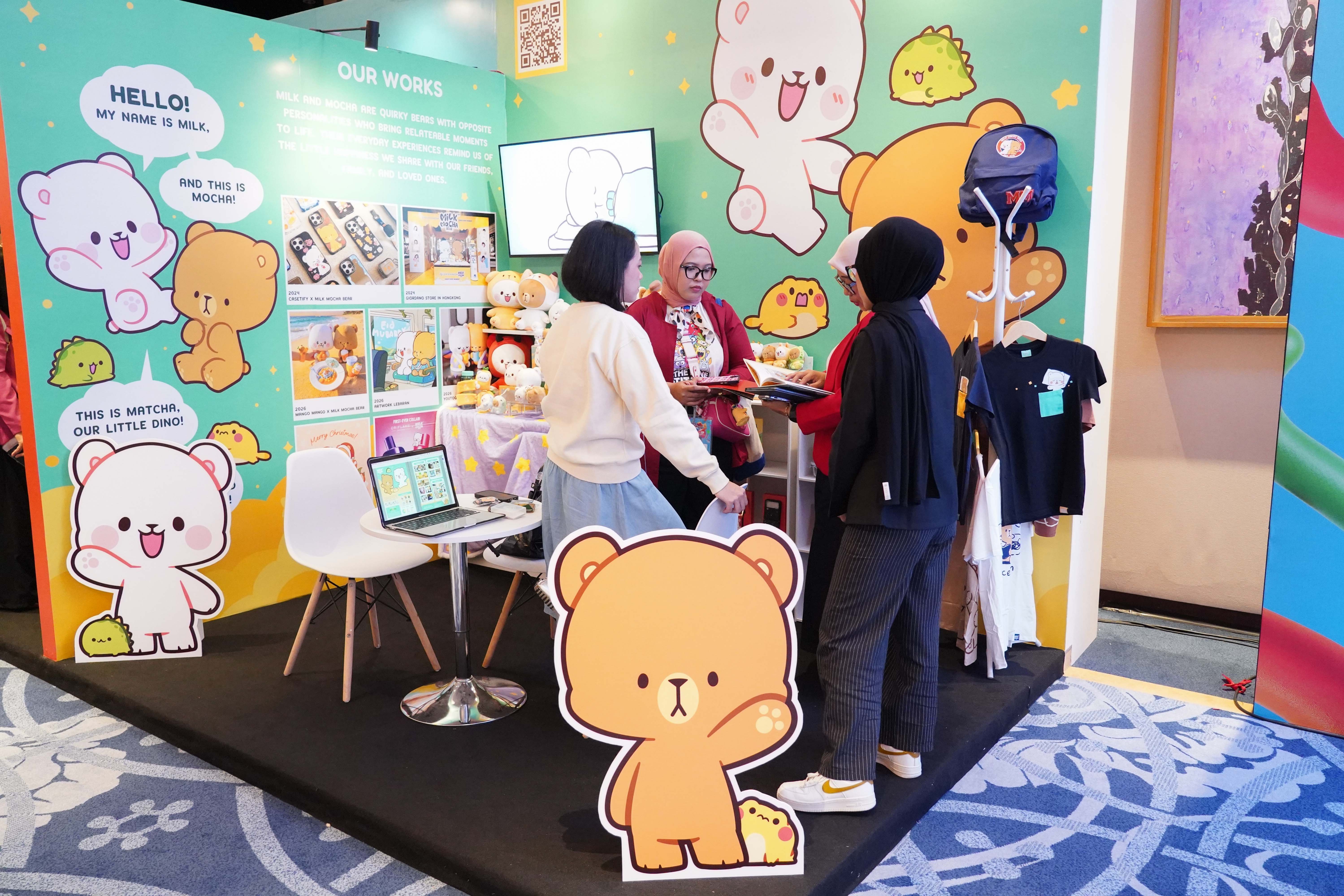 Pengunjung melihat produk intellectual property (IP) yang dipamerkan pada Jakarta IP Market, di Jakarta, Rabu (29/7/2026). Pameran yang menghadirkan 28 exhibitor dengan 60 IP dari dalam maupun luar negeri ini menjadi wadah bagi kreator dan pemilik IP untuk bertemu langsung dengan pelaku industri dan menjajaki peluang kerja sama komersial.
