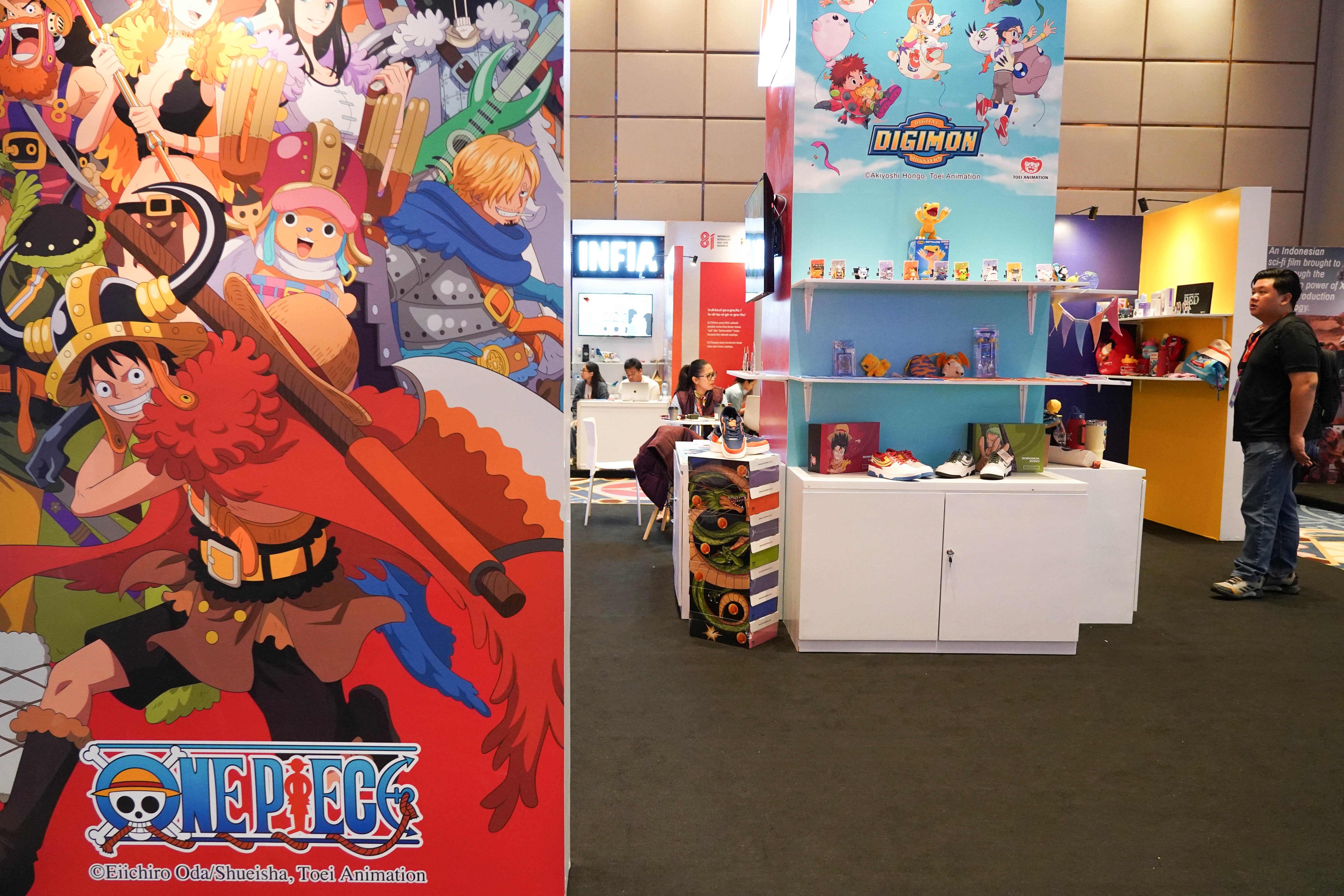 Pengunjung melihat produk intellectual property (IP) yang dipamerkan pada Jakarta IP Market, di Jakarta, Rabu (29/7/2026). Pameran yang menghadirkan 28 exhibitor dengan 60 IP dari dalam maupun luar negeri ini menjadi wadah bagi kreator dan pemilik IP untuk bertemu langsung dengan pelaku industri dan menjajaki peluang kerja sama komersial.