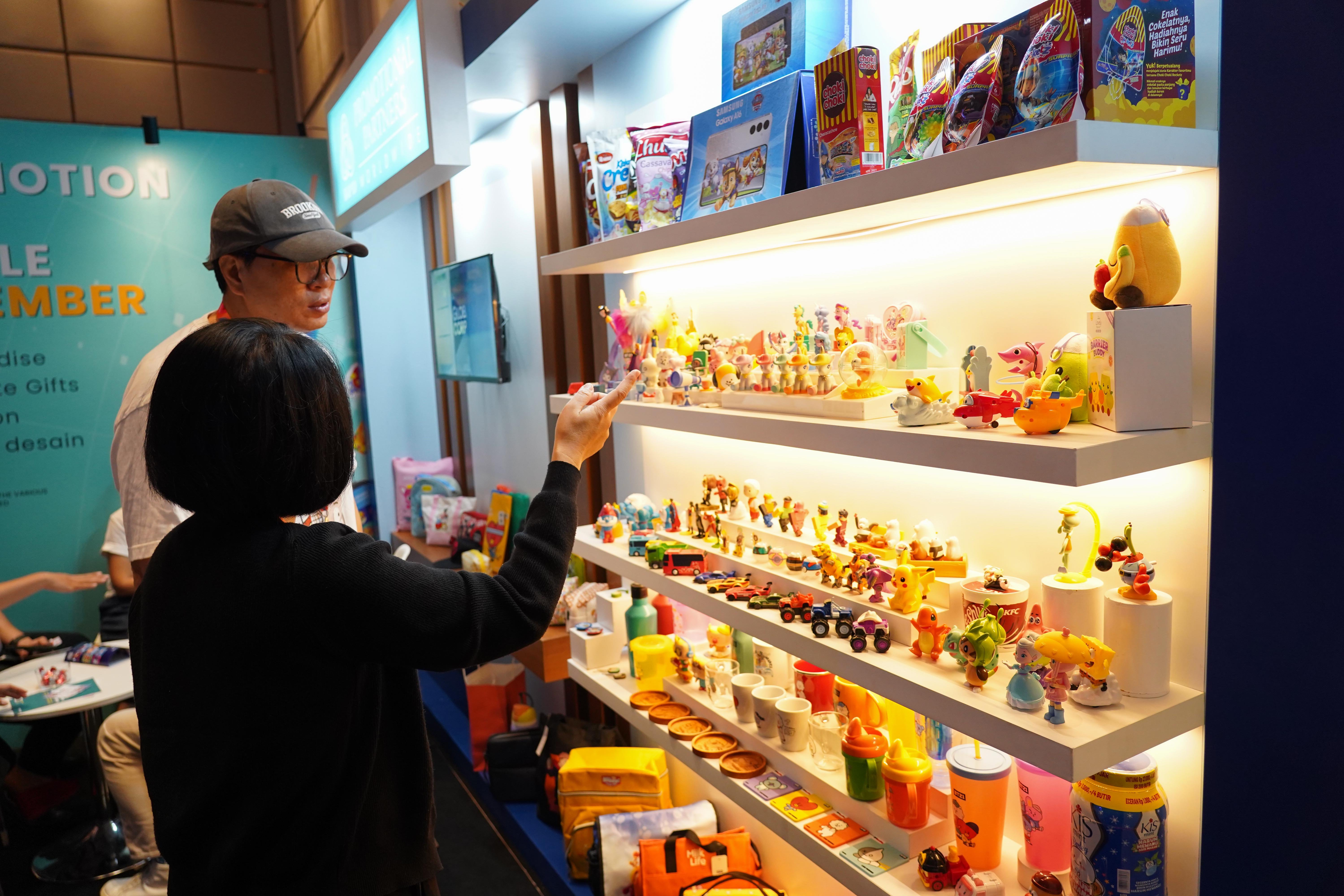 Petugas menjelaskan kepada pengunjung mengenai intellectual property (IP) yang dipamerkan pada Jakarta IP Market, di Jakarta, Rabu (29/7/2026). Pameran yang menghadirkan 28 exhibitor dengan 60 IP dari dalam maupun luar negeri ini menjadi wadah bagi kreator dan pemilik IP untuk bertemu langsung dengan pelaku industri dan menjajaki peluang kerja sama komersial.