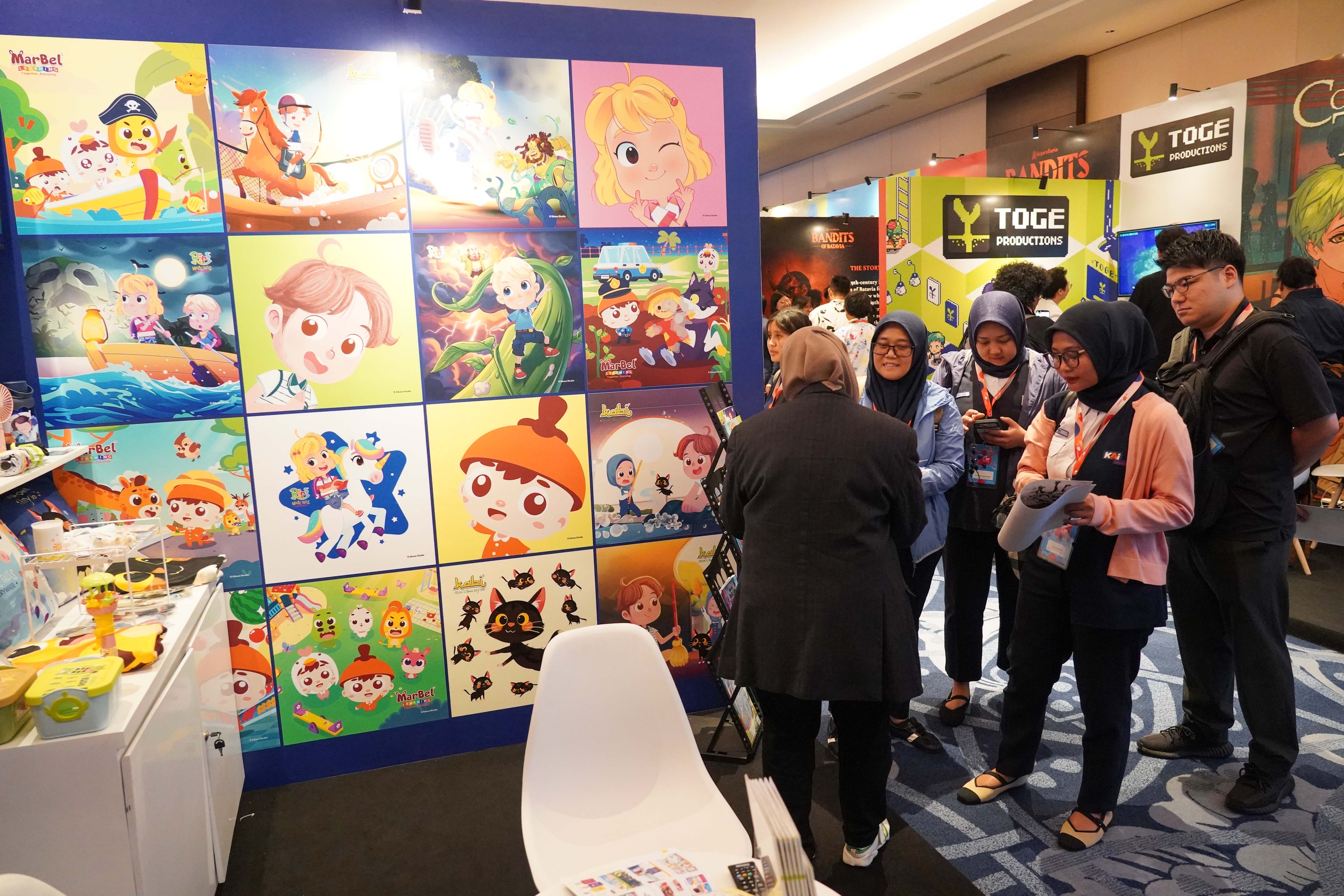 Petugas menjelaskan kepada pengunjung mengenai intellectual property (IP) yang dipamerkan pada Jakarta IP Market, di Jakarta, Rabu (29/7/2026). Pameran yang menghadirkan 28 exhibitor dengan 60 IP dari dalam maupun luar negeri ini menjadi wadah bagi kreator dan pemilik IP untuk bertemu langsung dengan pelaku industri dan menjajaki peluang kerja sama komersial.