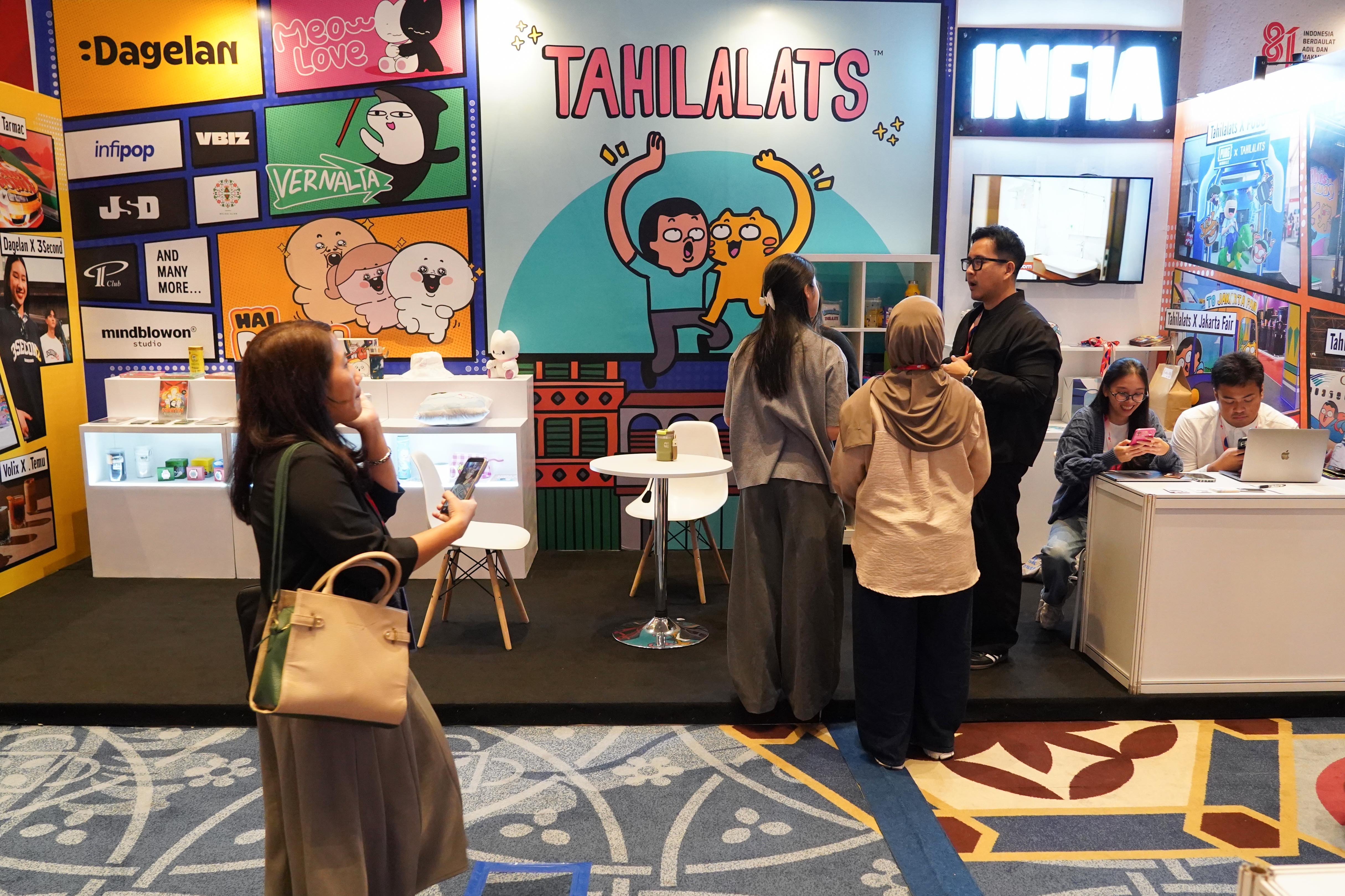 Pengunjung melihat produk intellectual property (IP) yang dipamerkan pada Jakarta IP Market, di Jakarta, Rabu (29/7/2026). Pameran yang menghadirkan 28 exhibitor dengan 60 IP dari dalam maupun luar negeri ini menjadi wadah bagi kreator dan pemilik IP untuk bertemu langsung dengan pelaku industri dan menjajaki peluang kerja sama komersial.