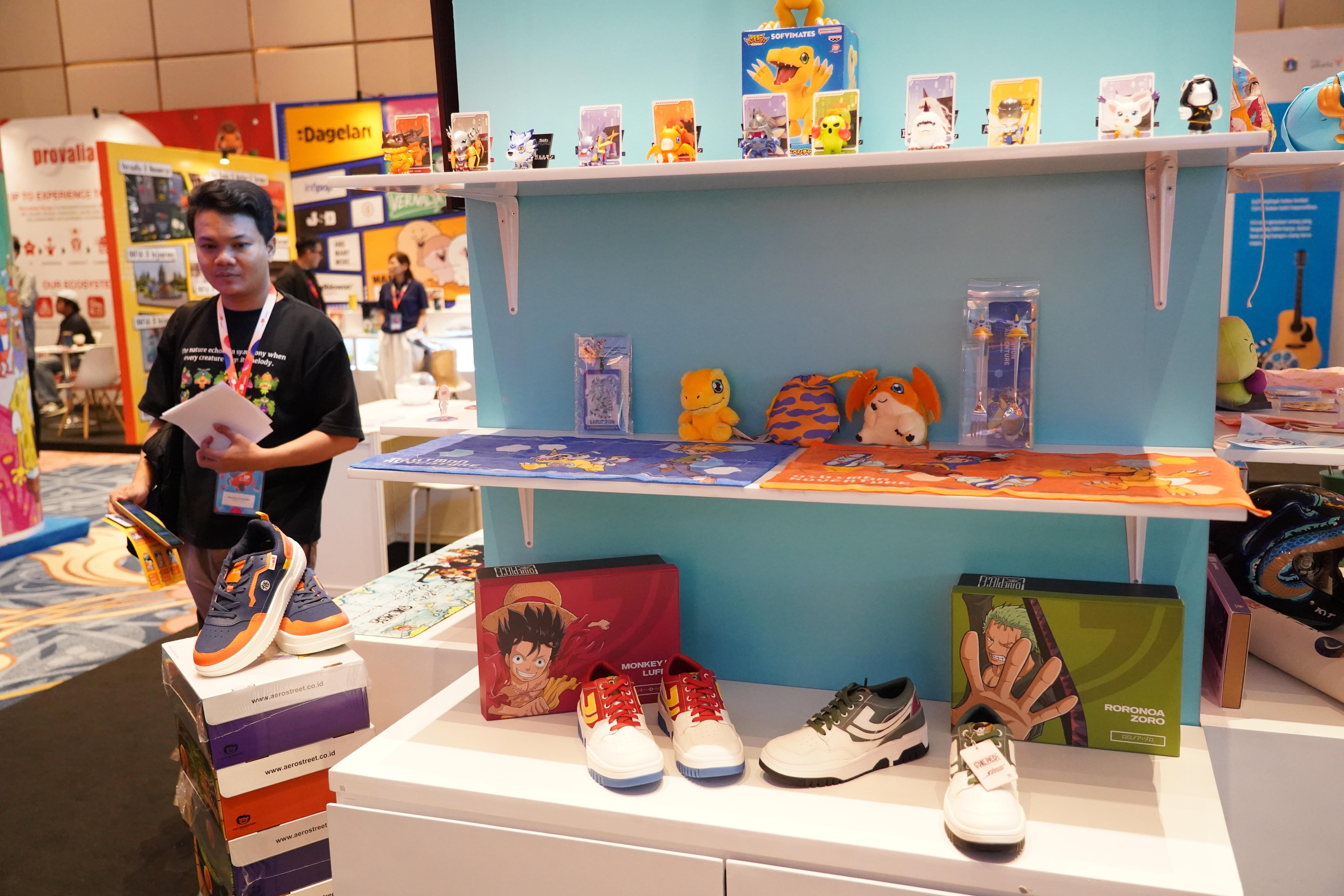 Pengunjung melihat produk intellectual property (IP) yang dipamerkan pada Jakarta IP Market, di Jakarta, Rabu (29/7/2026). Pameran yang menghadirkan 28 exhibitor dengan 60 IP dari dalam maupun luar negeri ini menjadi wadah bagi kreator dan pemilik IP untuk bertemu langsung dengan pelaku industri dan menjajaki peluang kerja sama komersial.