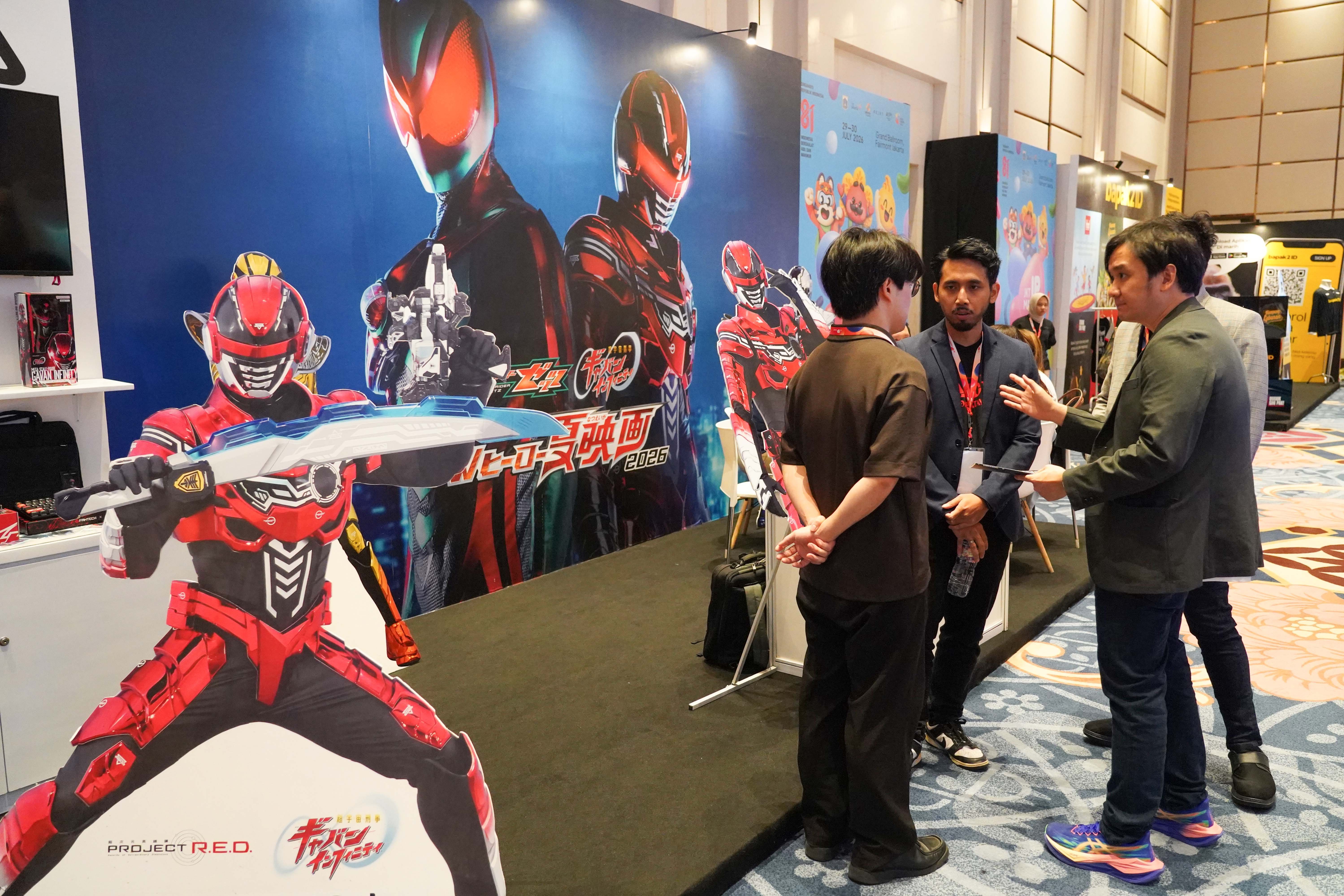 Petugas menjelaskan kepada pengunjung mengenai intellectual property (IP) yang dipamerkan pada Jakarta IP Market, di Jakarta, Rabu (29/7/2026). Pameran yang menghadirkan 28 exhibitor dengan 60 IP dari dalam maupun luar negeri ini menjadi wadah bagi kreator dan pemilik IP untuk bertemu langsung dengan pelaku industri dan menjajaki peluang kerja sama komersial.