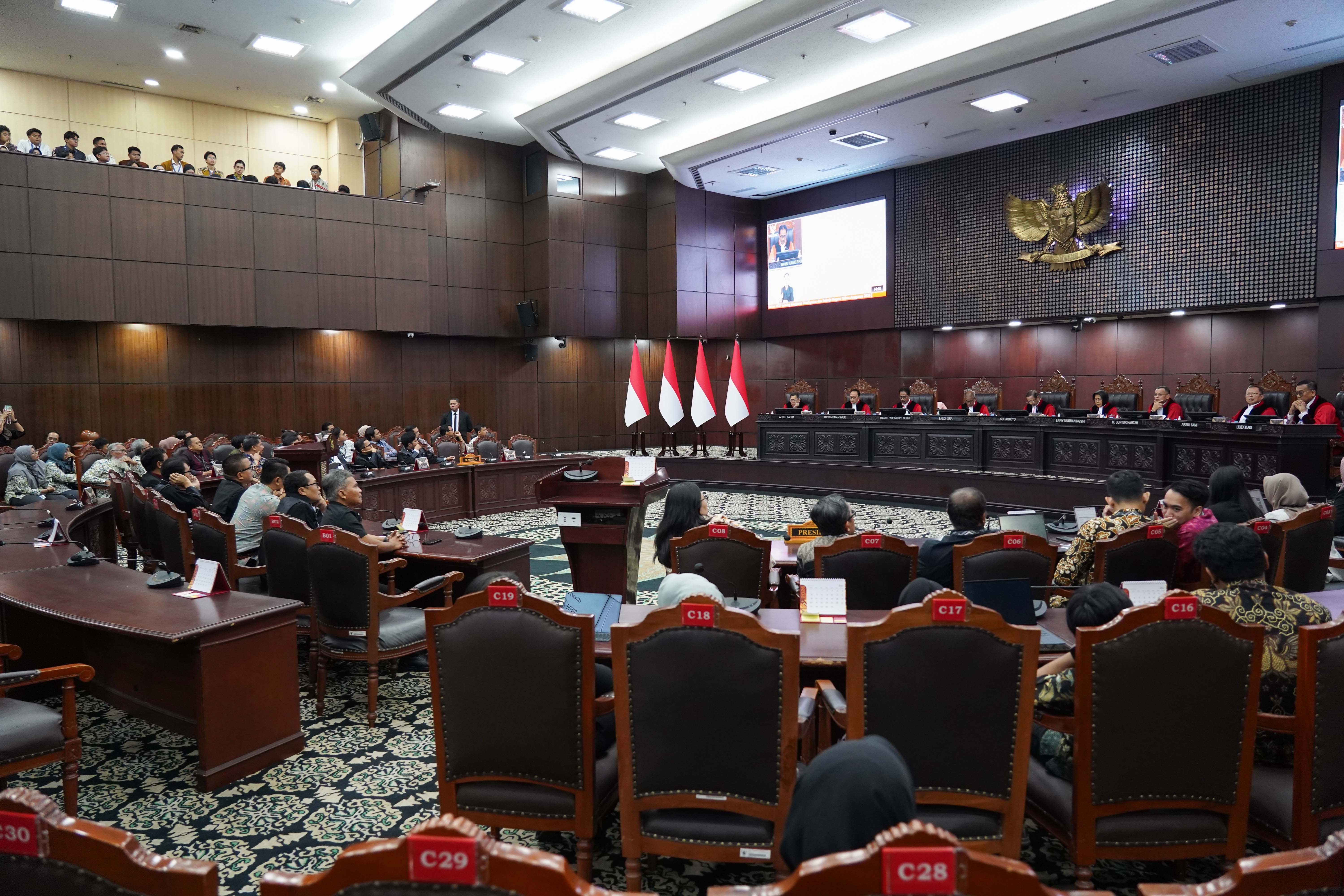 Suasana sidang pengucapan putusan 20 permohonan uji materiil undang-undang (UU) di Gedung Mahkamah Konstitusi (MK), Jakarta, Kamis (30/7/2026). Dalam sidang tersebut MK mengabulkan sebagian permohonan tentang program Makan Bergizi Gratis (MBG) mulai tahun 2028 anggaran MBG harus dipisahkan dari anggaran pendidikan dalam Anggaran Pendapatan dan Belanja Negara (APBN).