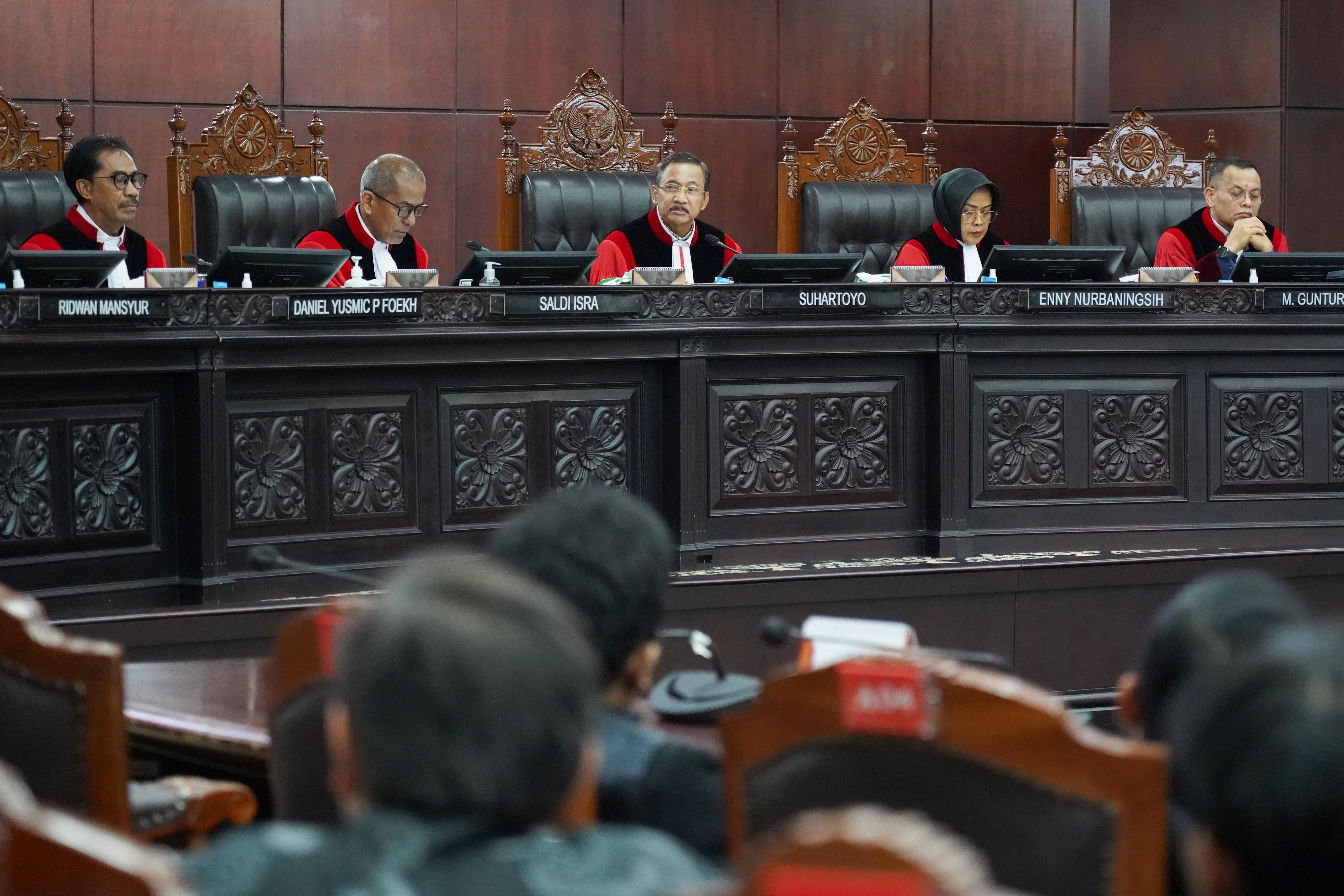 Ketua Mahkamah Konstitusi (MK) Suhartoyo (tengah) memimpin sidang pengucapan putusan 30 permohonan uji materiil undang-undang (UU) di Gedung Mahkamah Konstitusi, Jakarta, Rabu (17/6/2026). Dalam sidang tersebut MK mengabulkan sebagian permohonan tentang program Makan Bergizi Gratis (MBG) mulai tahun 2028 anggaran MBG harus dipisahkan dari anggaran pendidikan dalam Anggaran Pendapatan dan Belanja Negara (APBN).