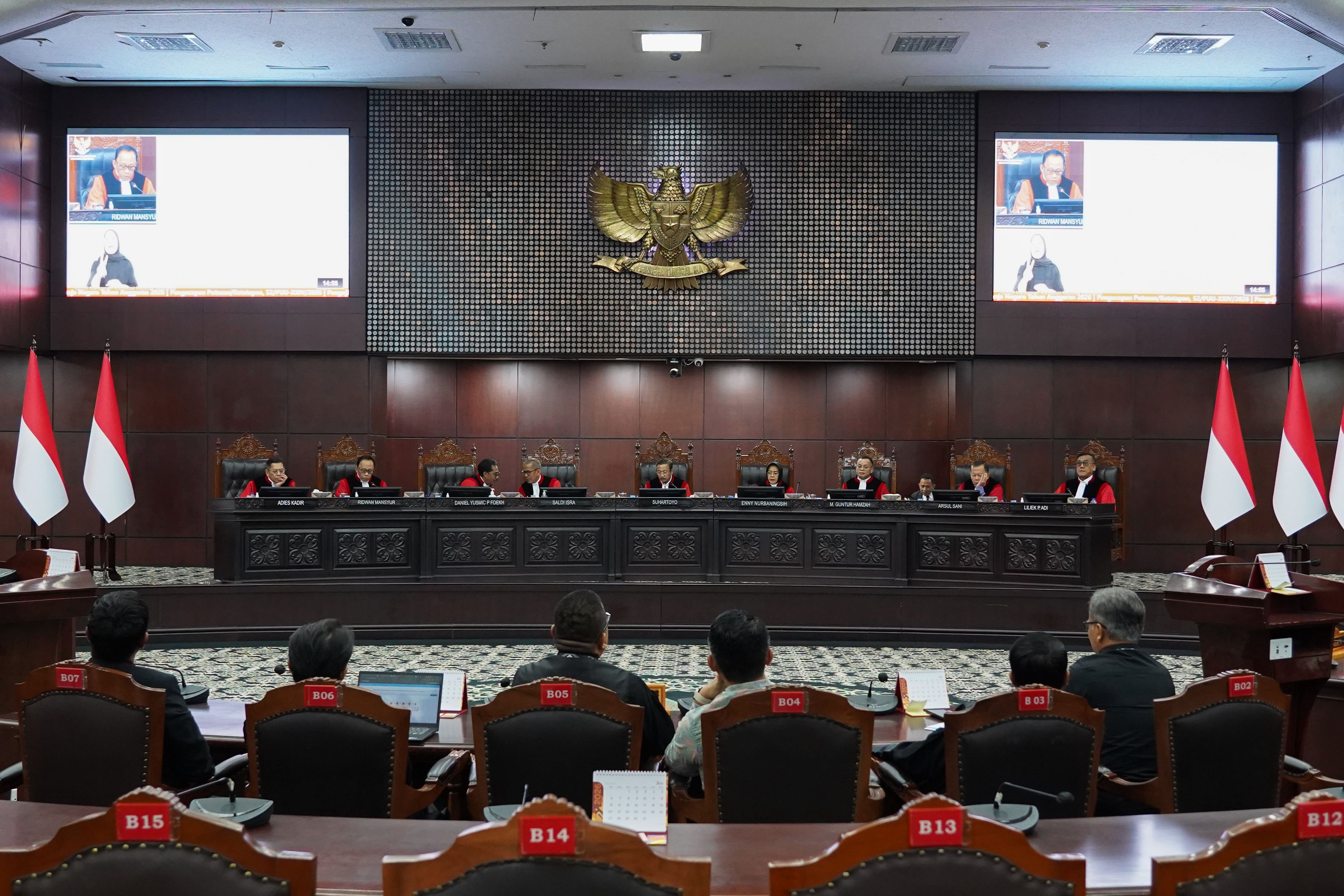 Suasana sidang pengucapan putusan atas 20 permohonan uji materi undang-undang (UU) di Gedung Mahkamah Konstitusi (MK), Jakarta, Kamis (30/7/2026). Dalam sidang tersebut MK mengabulkan sebagian permohonan tentang program Makan Bergizi Gratis (MBG) mulai tahun 2028 anggaran MBG harus dipisahkan dari anggaran pendidikan dalam Anggaran Pendapatan dan Belanja Negara (APBN).