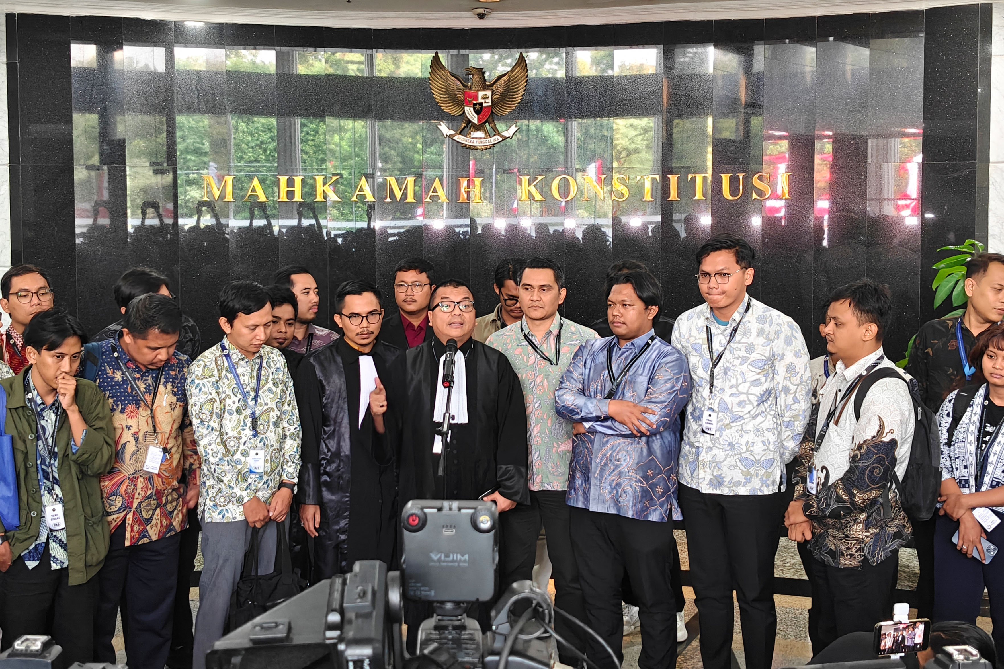 Kuasa hukum pemohon, Denny Indrayana menyampaikan keterangan kepada warwatan usai pengucapan putusan 30 permohonan uji materiil undang-undang (UU) di Gedung Mahkamah Konstitusi, Jakarta, Rabu (17/6/2026). Dalam sidang tersebut MK mengabulkan sebagian permohonan tentang program Makan Bergizi Gratis (MBG) mulai tahun 2028 anggaran MBG harus dipisahkan dari anggaran pendidikan dalam Anggaran Pendapatan dan Belanja Negara (APBN).