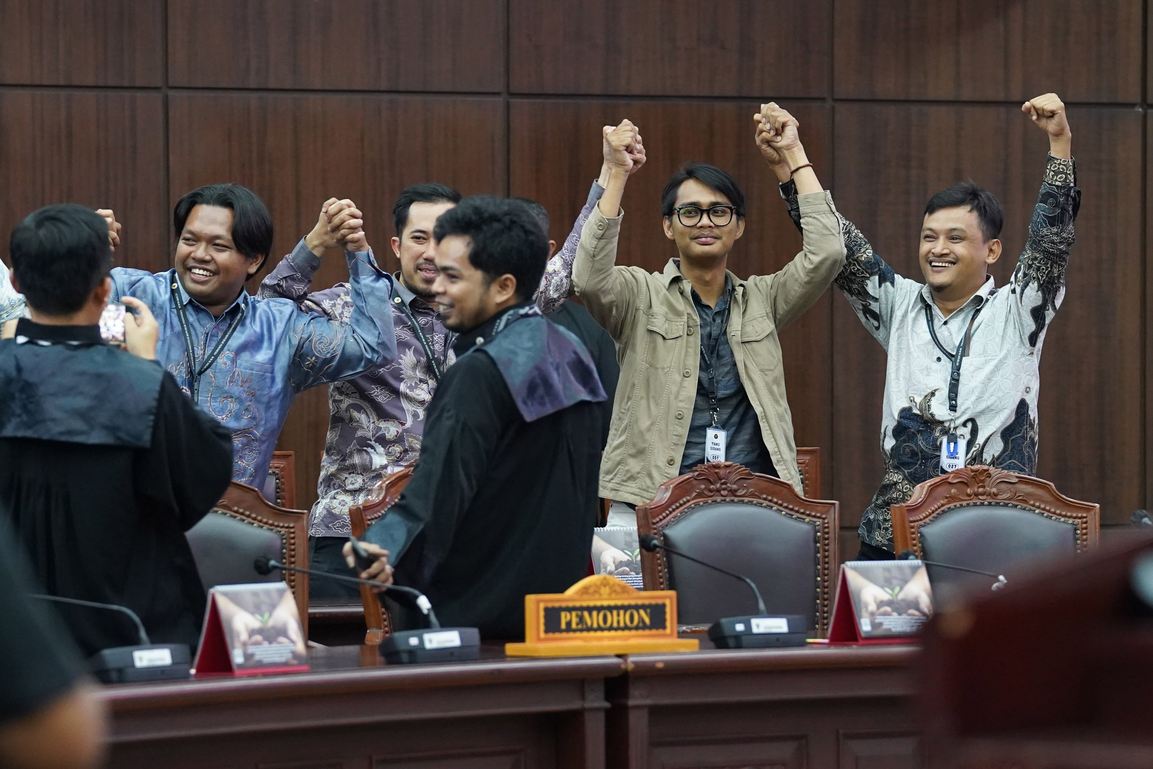 Ekspresi sejumlah pemohon usai pengucapan putusan 30 permohonan uji materiil undang-undang (UU) di Gedung Mahkamah Konstitusi, Jakarta, Rabu (17/6/2026). Dalam sidang tersebut MK mengabulkan sebagian permohonan tentang program Makan Bergizi Gratis (MBG) mulai tahun 2028 anggaran MBG harus dipisahkan dari anggaran pendidikan dalam Anggaran Pendapatan dan Belanja Negara (APBN).