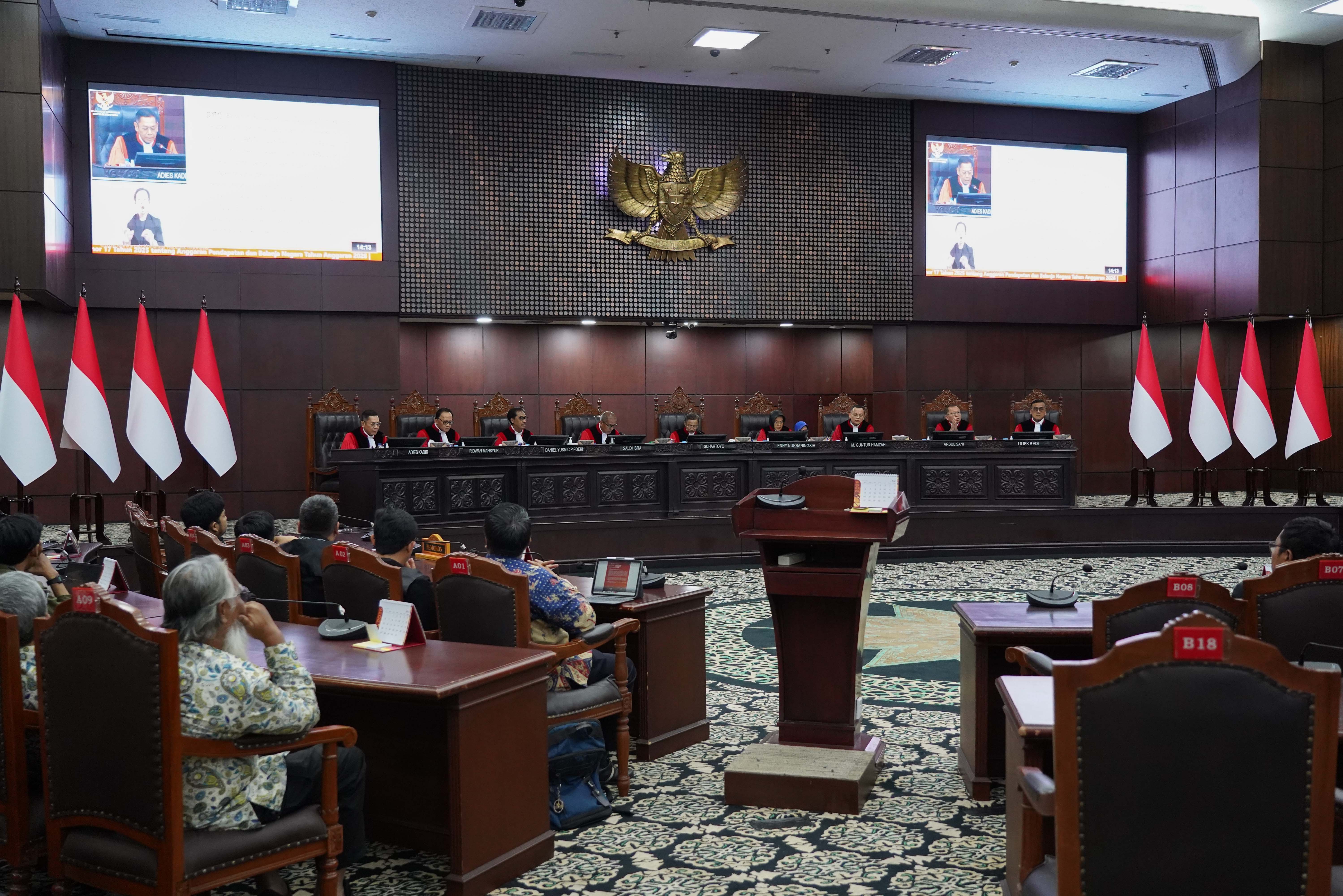 Suasana sidang pengucapan putusan 20 permohonan uji materiil undang-undang (UU) di Gedung Mahkamah Konstitusi (MK), Jakarta, Kamis (30/7/2026). Dalam sidang tersebut MK mengabulkan sebagian permohonan tentang program Makan Bergizi Gratis (MBG) mulai tahun 2028 anggaran MBG harus dipisahkan dari anggaran pendidikan dalam Anggaran Pendapatan dan Belanja Negara (APBN).