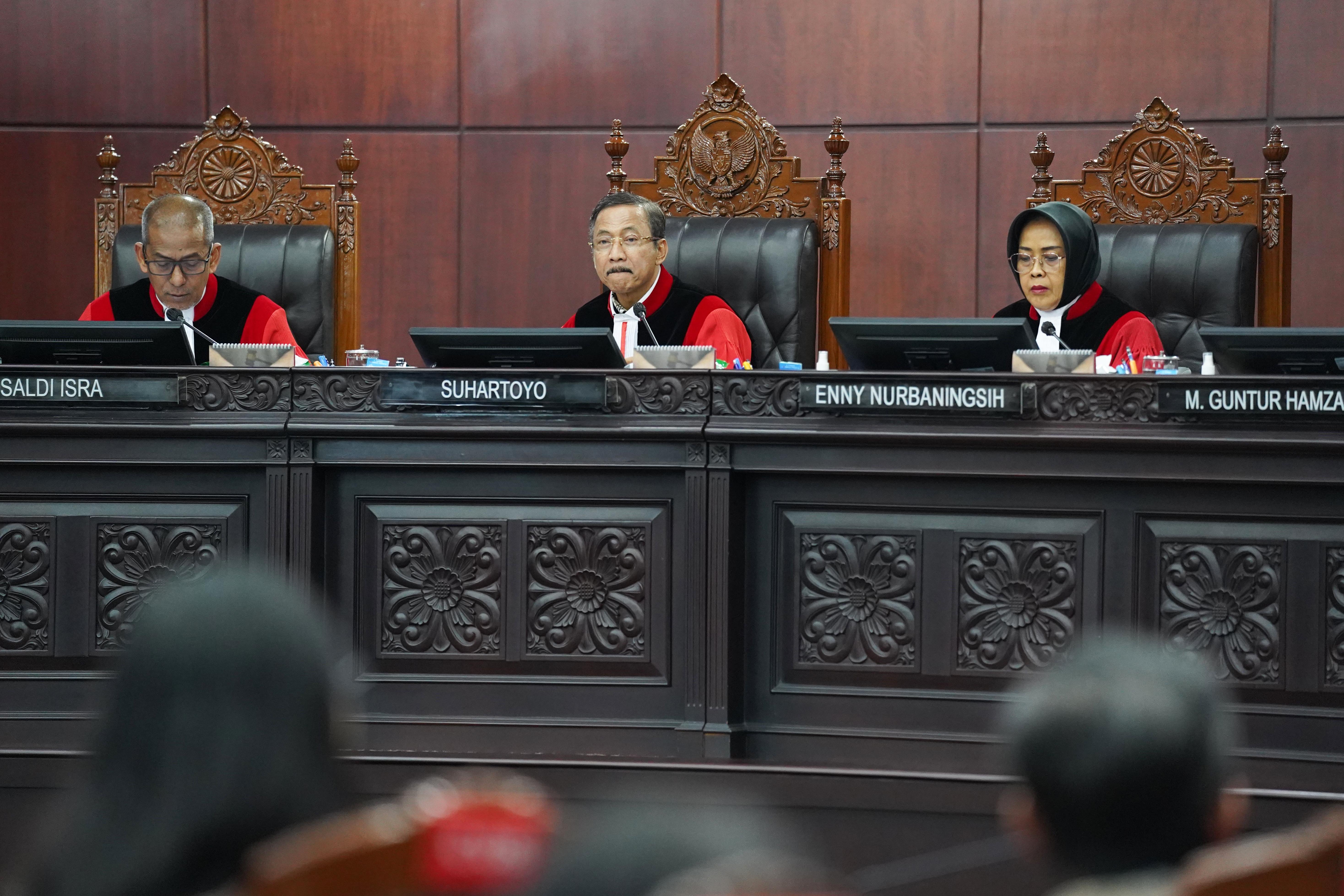 Ketua Mahkamah Konstitusi (MK) Suhartoyo (tengah) didampingi Wakil Ketua MK Saldi Isra (kiri) dan Hakim Konstitusi Enny Nurbaningsih saat memimpin sidang pengucapan putusan 30 permohonan uji materiil undang-undang (UU) di Gedung Mahkamah Konstitusi, Jakarta, Rabu (17/6/2026). Dalam sidang tersebut MK mengabulkan sebagian permohonan tentang program Makan Bergizi Gratis (MBG) mulai tahun 2028 anggaran MBG harus dipisahkan dari anggaran pendidikan dalam APBN.