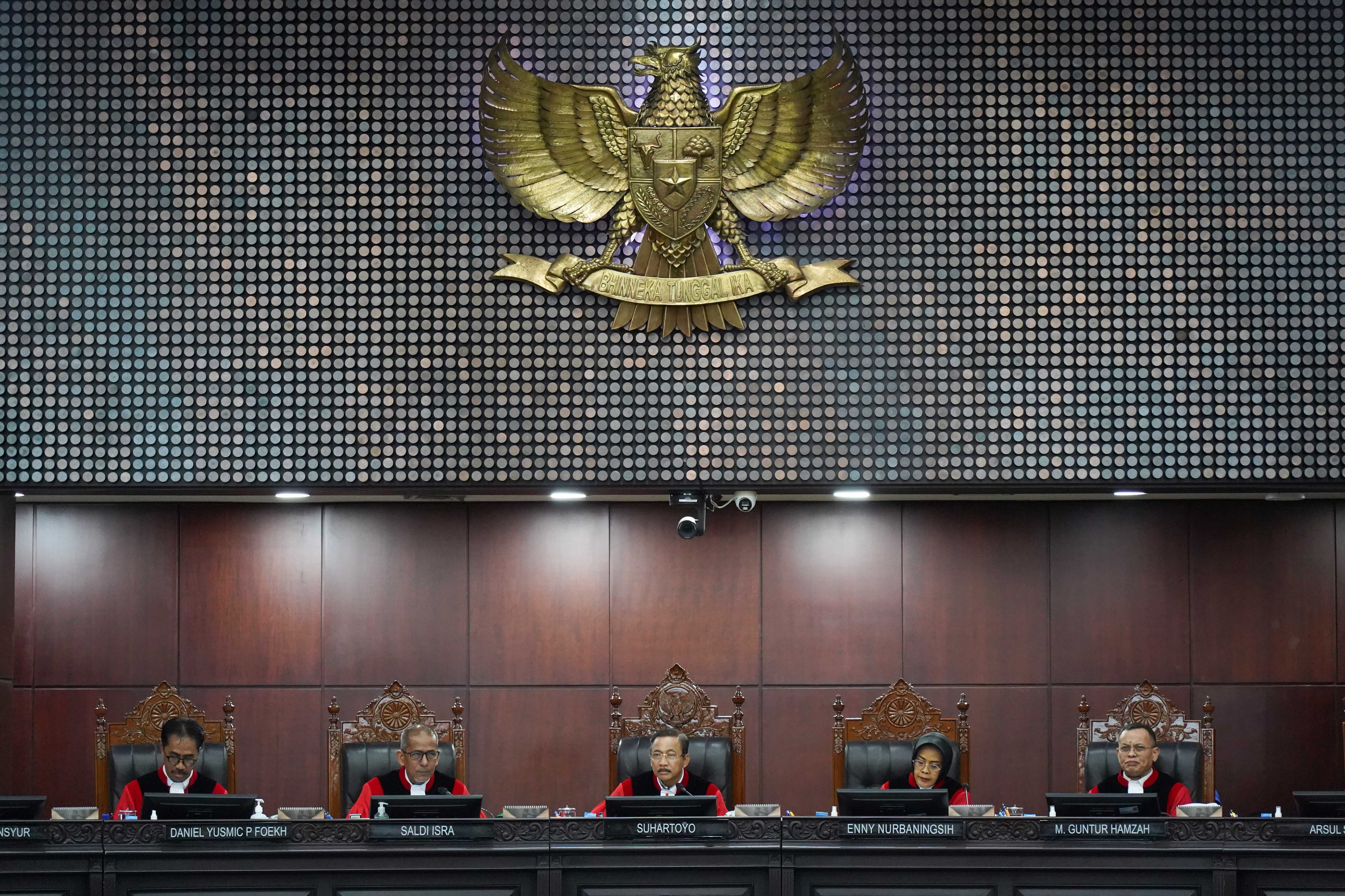 Ketua Mahkamah Konstitusi (MK) Suhartoyo (tengah) didampingi Wakil Ketua MK Saldi Isra (kedua kiri) dan sejumlah Hakim Konstitusi saat memimpin sidang pengucapan putusan 30 permohonan uji materiil undang-undang (UU) di Gedung Mahkamah Konstitusi, Jakarta, Rabu (17/6/2026). Dalam sidang tersebut MK mengabulkan sebagian permohonan tentang program Makan Bergizi Gratis (MBG) mulai tahun 2028 anggaran MBG harus dipisahkan dari anggaran pendidikan dalam APBN.