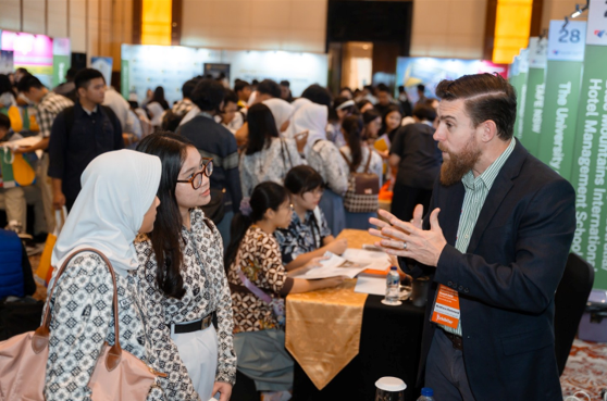 Pengunjung berkonsultasi langsung dengan perwakilan institusi pendidikan pada Study NSW Education Exhibition dalam rangkaian NSW International Educati